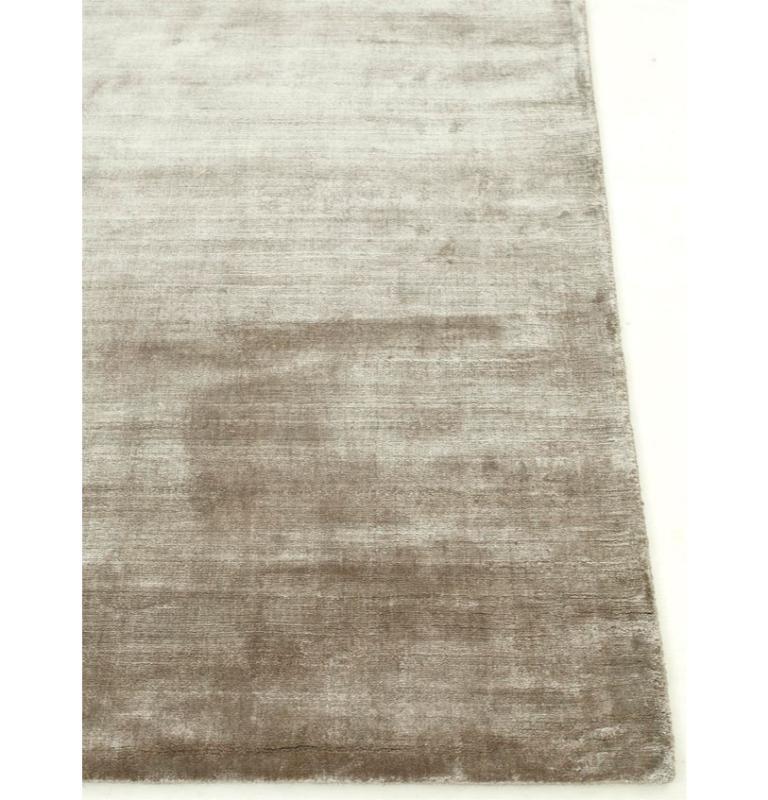 Embárcate en un viaje de encanto contemporáneo con nuestra Alfombra Shag Moderna, una obra maestra hecha a mano en el corazón de la India rural. Esta alfombra, muy cercana a la perfección, está tejida a mano con meticulosa precisión utilizando hilos