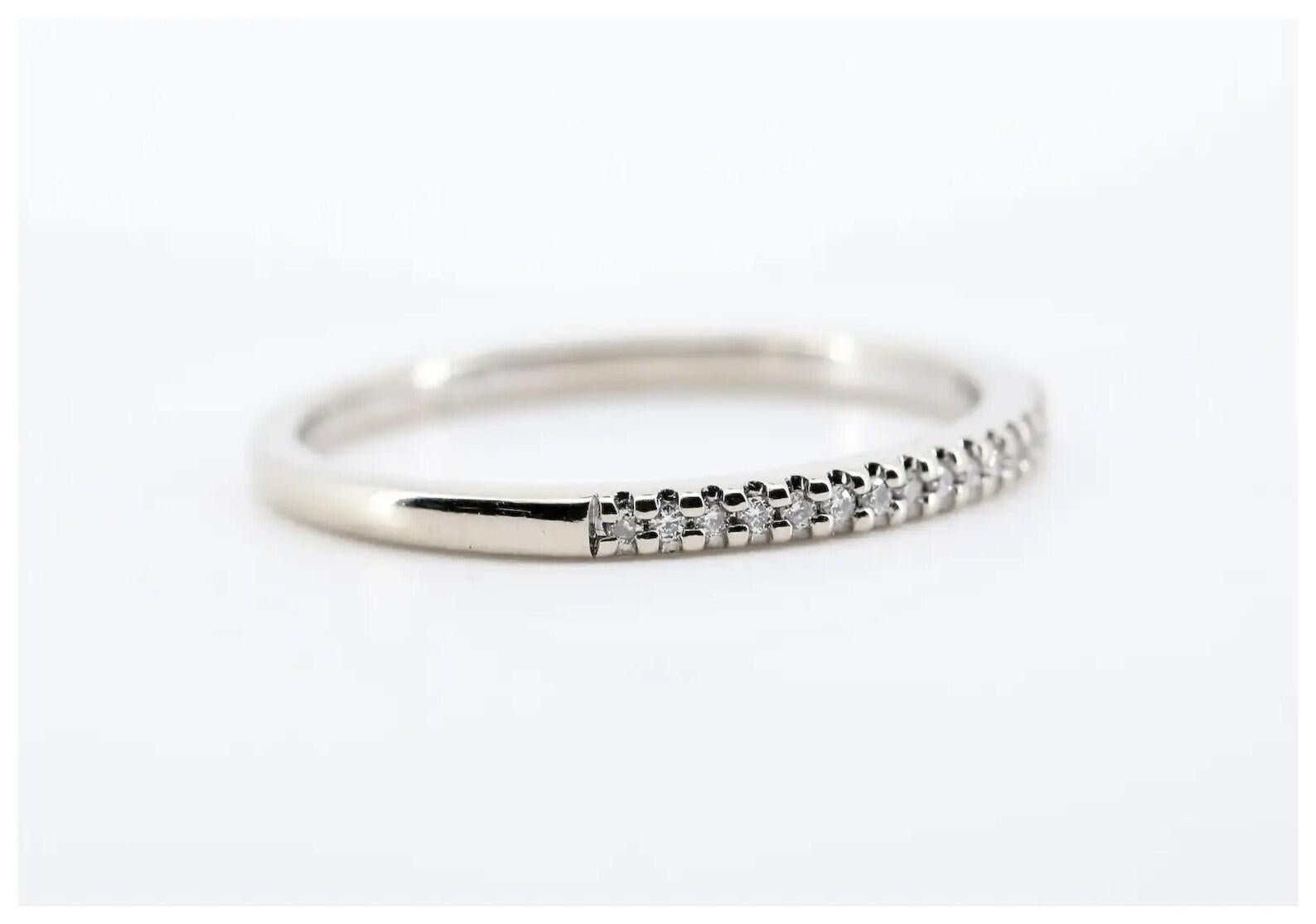 Ein moderner diamantbesetzter Damen-Ehering aus 14 Karat Weißgold.

Besetzt mit 34 Diamanten im Brillantschliff von 0,17 CTW mit der Farbe G und der Reinheit SI1.

Gepunzt und geprüft als 14 Karat Weißgold.

Abmessungen: 1,5 mm im Durchmesser und 2