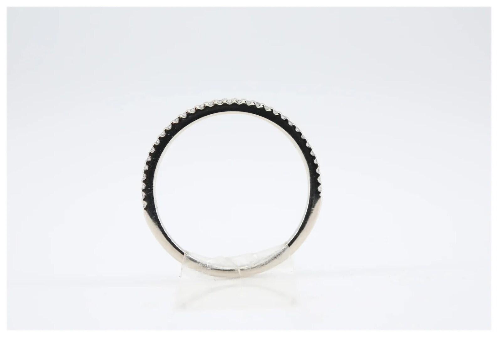 Contemporary 0,17 CTW Diamant-Hochzeitsband in 14K Weißgold (Brillantschliff) im Angebot