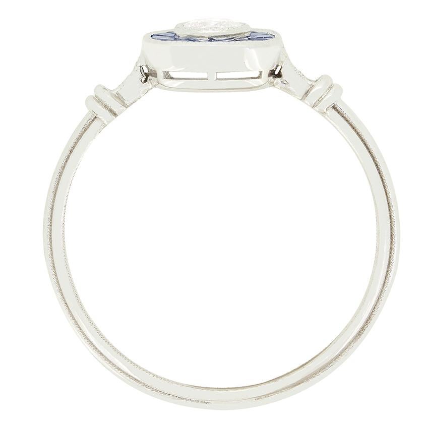 Im Mittelpunkt dieses atemberaubenden, modernen Rings steht ein funkelnder, runder Brillant. Der Stein von 0,25 ct. ist von guter Qualität mit einer Farbe von G und einer Reinheit von VS1. Der Rub-Over-Diamant ist dann von einem Ring aus französisch