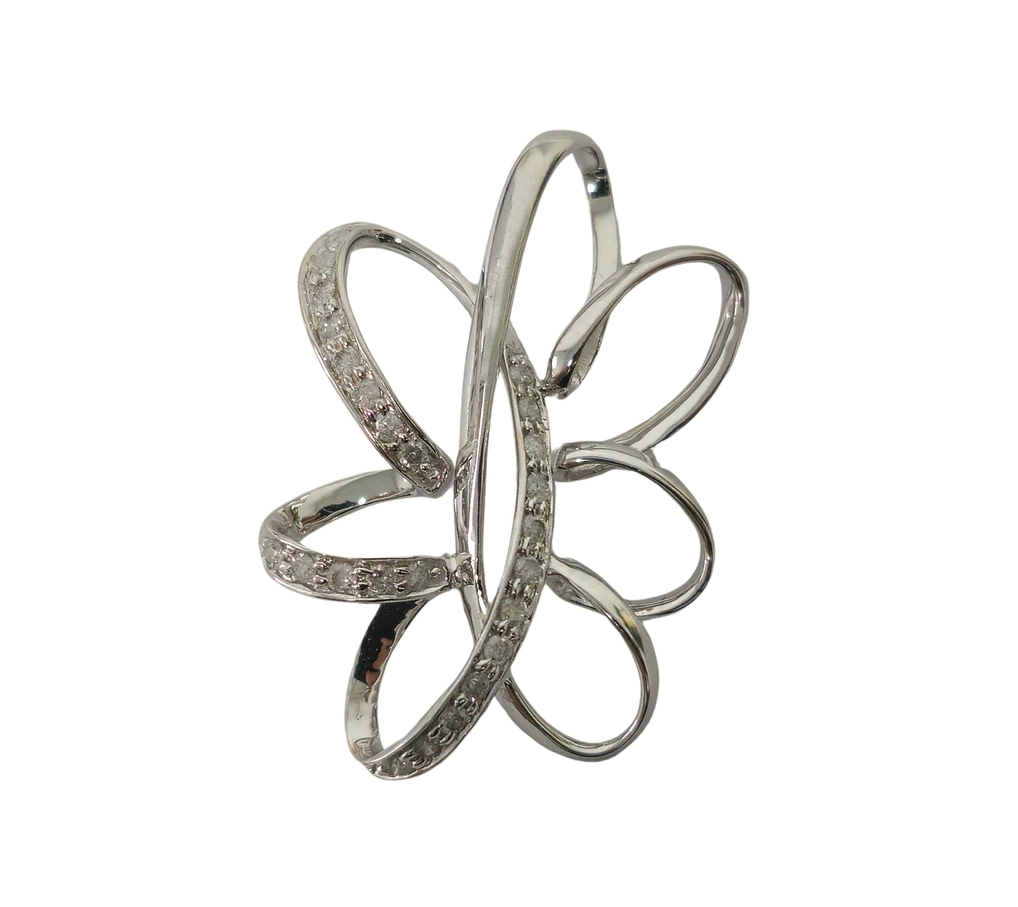 In exquisite 18k white gold, this pendant showcases a total of 0.30 carats of round brilliant-cut diamonds, each with SI2 clarity and F color, adding a captivating sparkle to any outfit. With a contemporary design featuring a stunning flower motif,