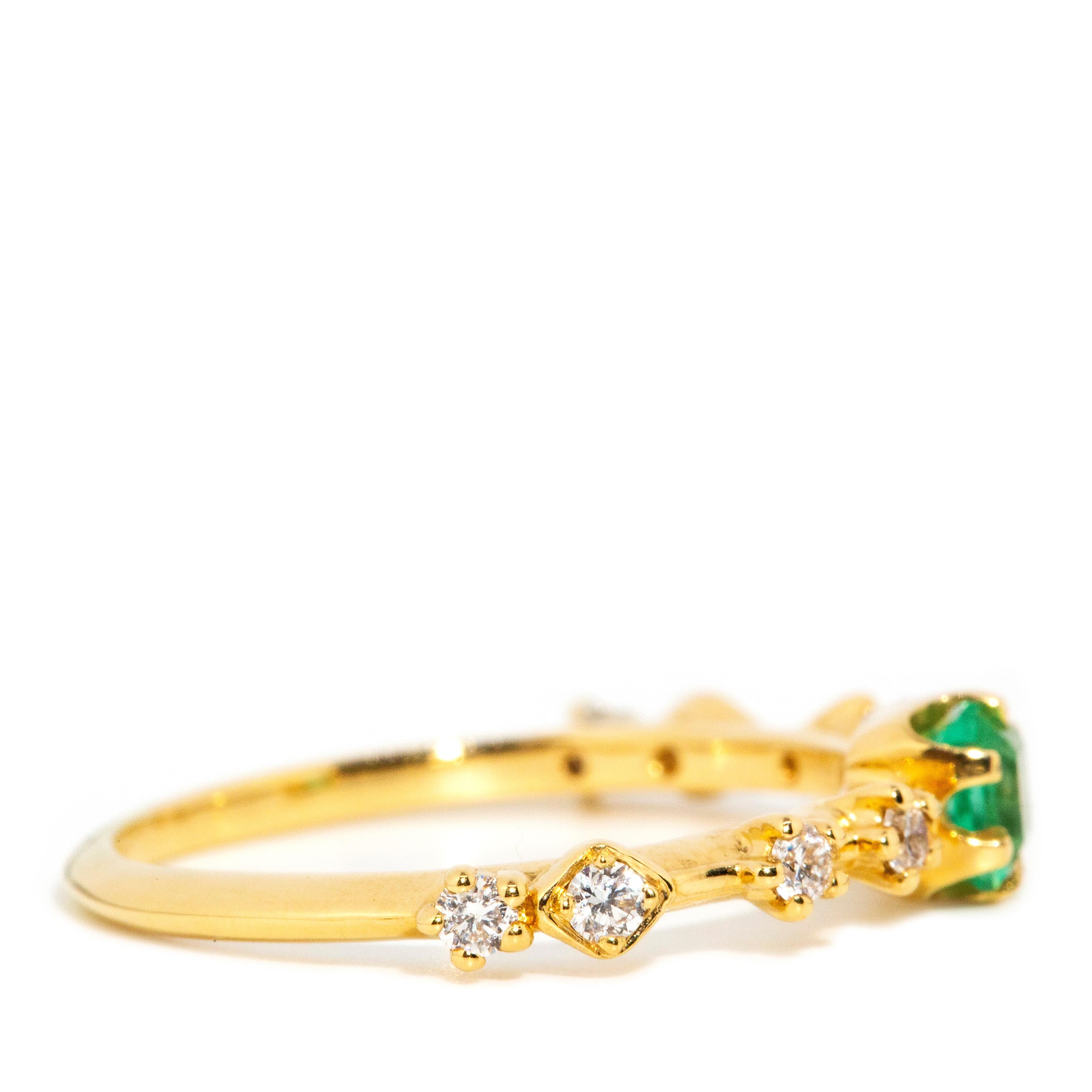Contemporary 0.31 Carat Natural Emerald & Diamond Band 18 Carat Yellow Gold For Sale 1