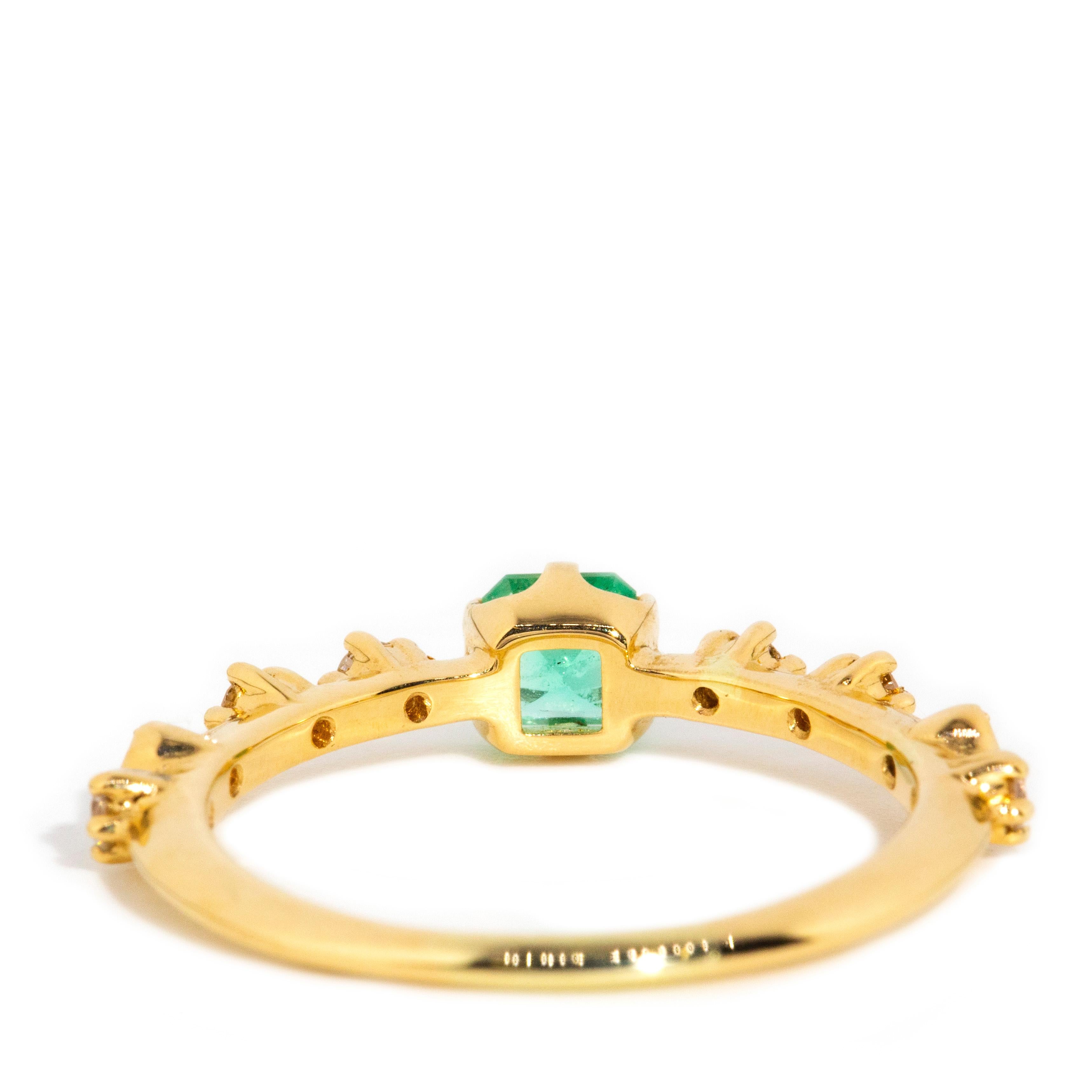 Contemporary 0.31 Carat Natural Emerald & Diamond Band 18 Carat Yellow Gold For Sale 3