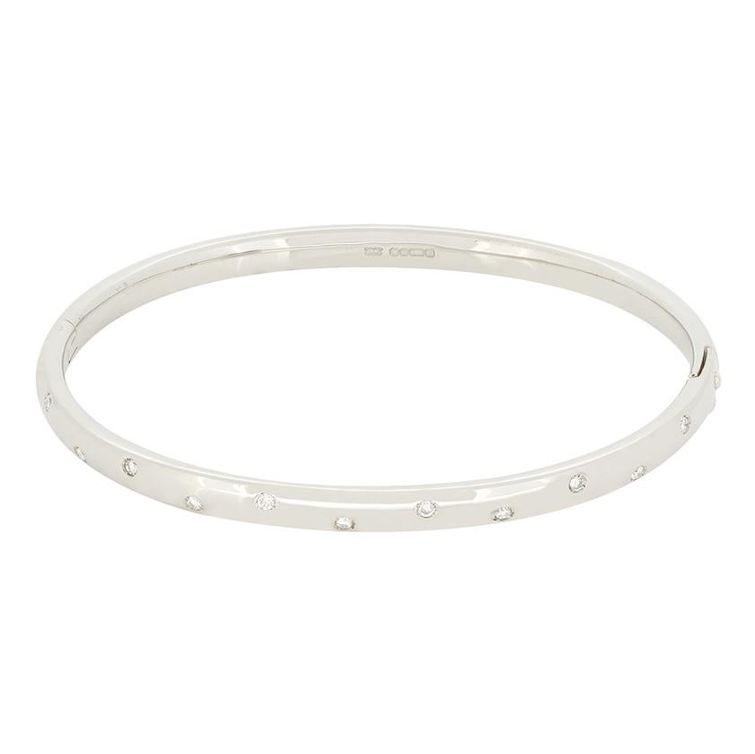 Este delicioso  está fabricada en oro blanco de 18 quilates y adornada con doce brillantes diamantes redondos. Con un total de 0,36 quilates, los diamantes son de excelente calidad, con un color F y una pureza VS2. El brazalete mide 4,5 mm de ancho