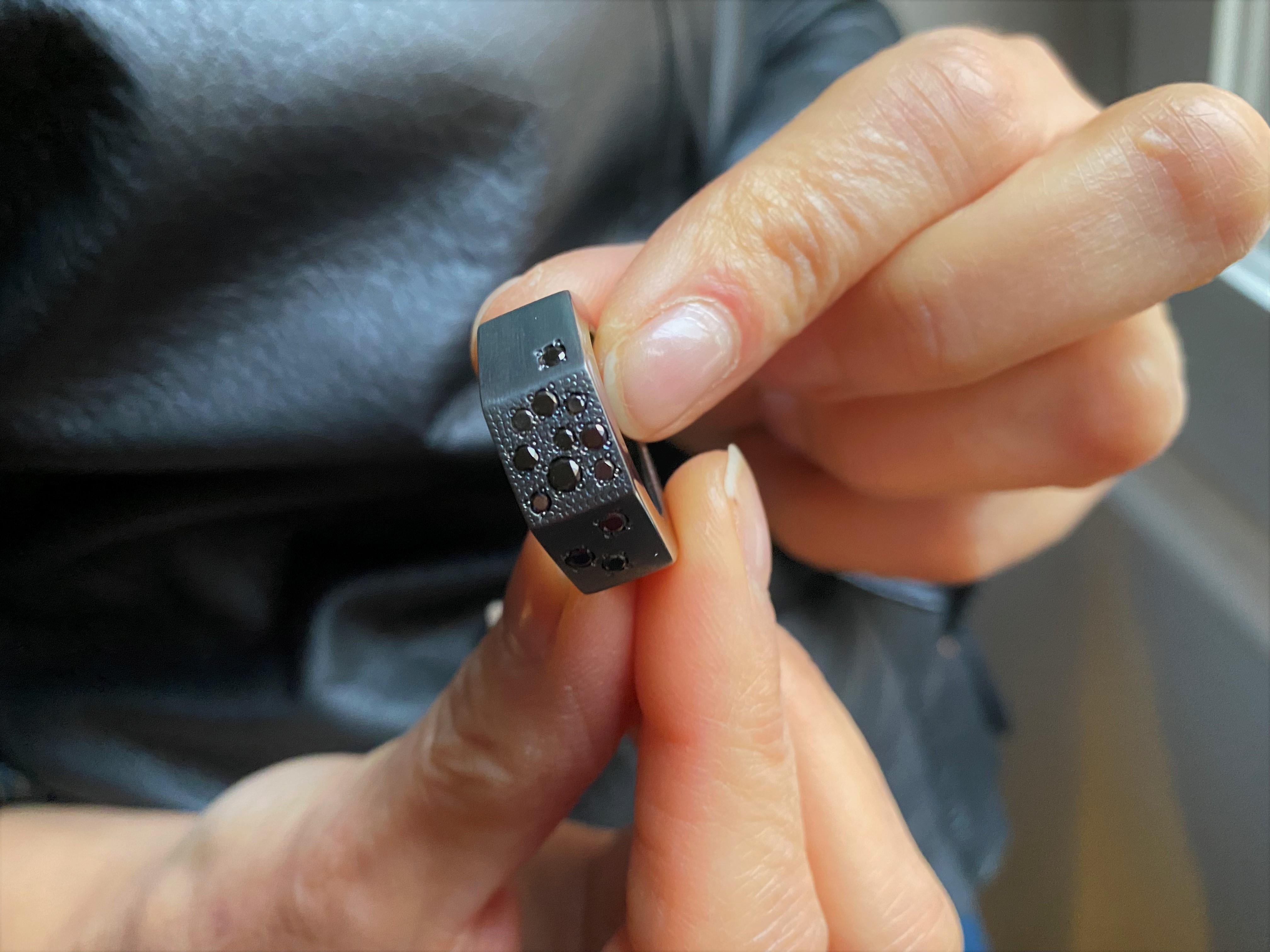 Zeitgenössischer Unisex-Ring aus brüniertem Sterlingsilber mit 0,45 Karat schwarzen Diamanten (Brillantschliff) im Angebot