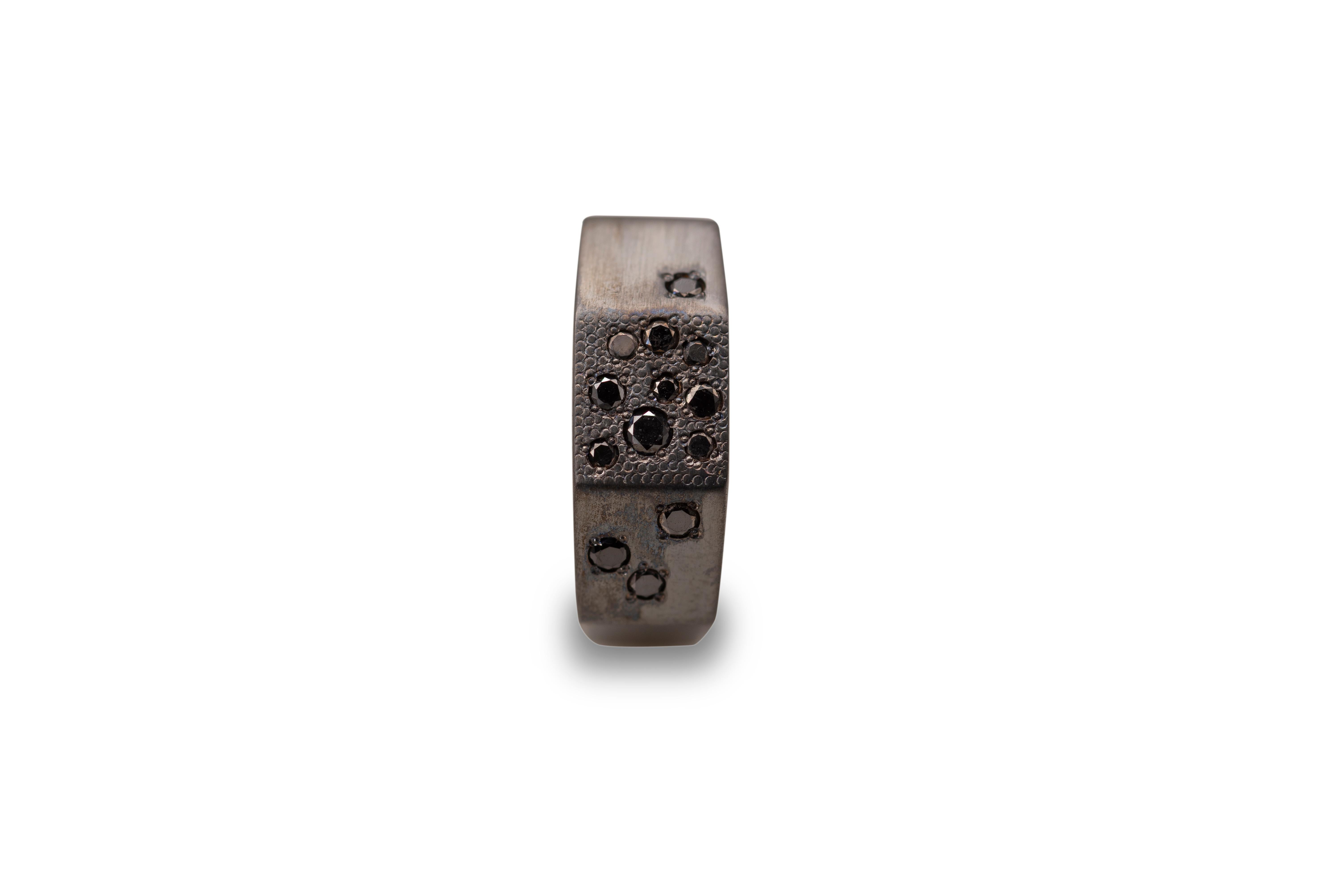 Zeitgenössischer Unisex-Ring aus brüniertem Sterlingsilber mit 0,45 Karat schwarzen Diamanten im Angebot 1