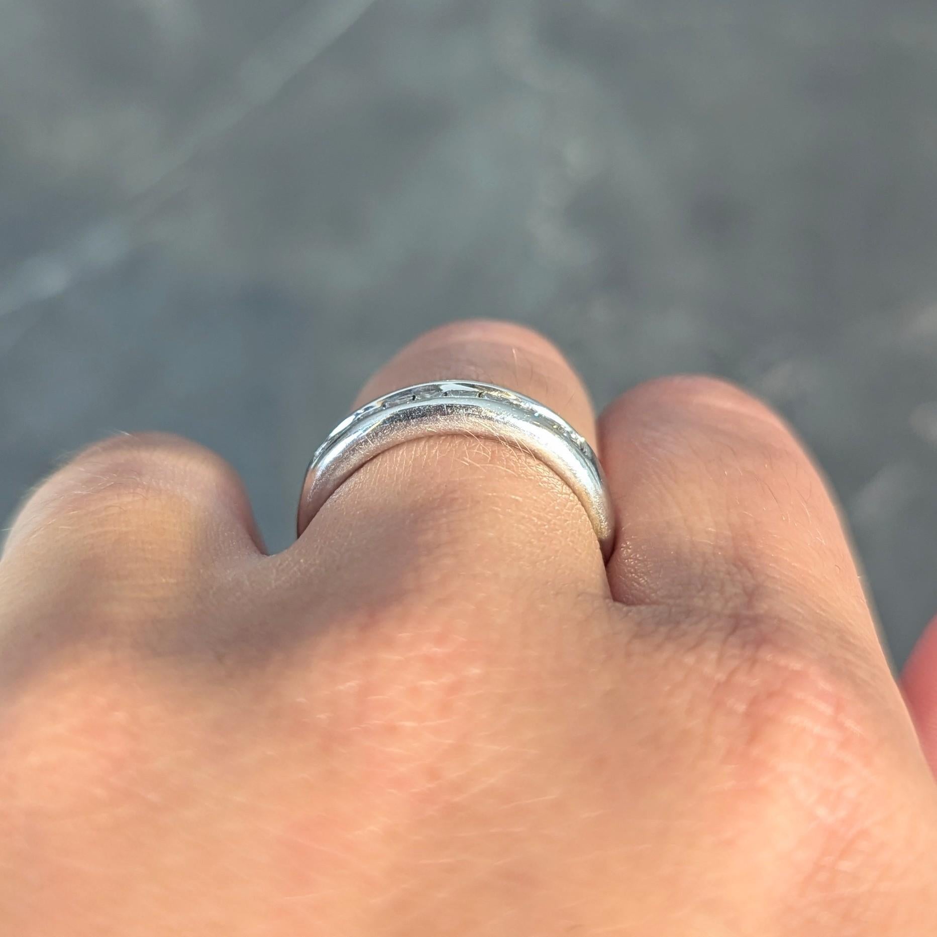Anello a fascia contemporaneo con diamante da 0,45 CTW in oro bianco da 18 carati in vendita 8