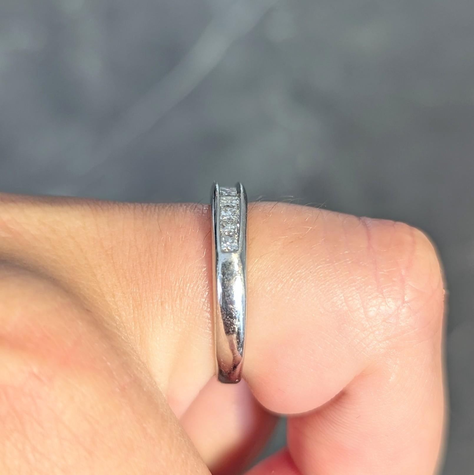 Anello a fascia contemporaneo con diamante da 0,45 CTW in oro bianco da 18 carati in vendita 9