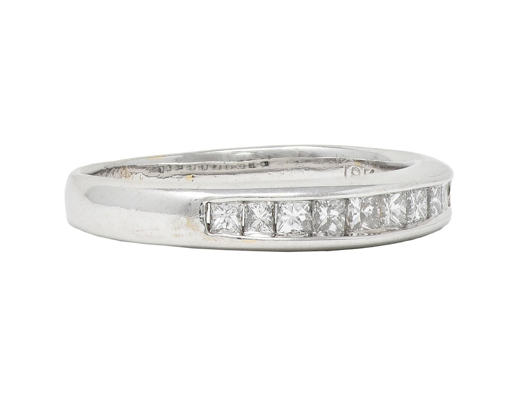 Taglio princess Anello a fascia contemporaneo con diamante da 0,45 CTW in oro bianco da 18 carati in vendita