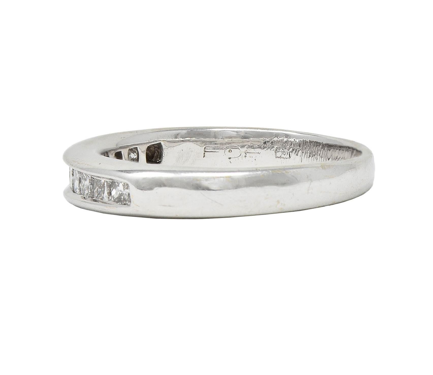 Anello a fascia contemporaneo con diamante da 0,45 CTW in oro bianco da 18 carati in vendita 1