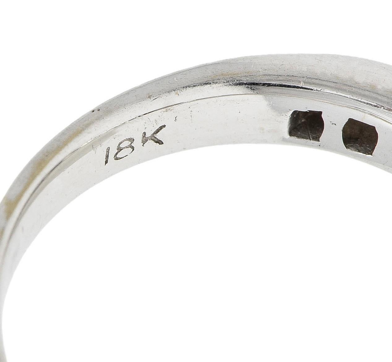 Anello a fascia contemporaneo con diamante da 0,45 CTW in oro bianco da 18 carati in vendita 3