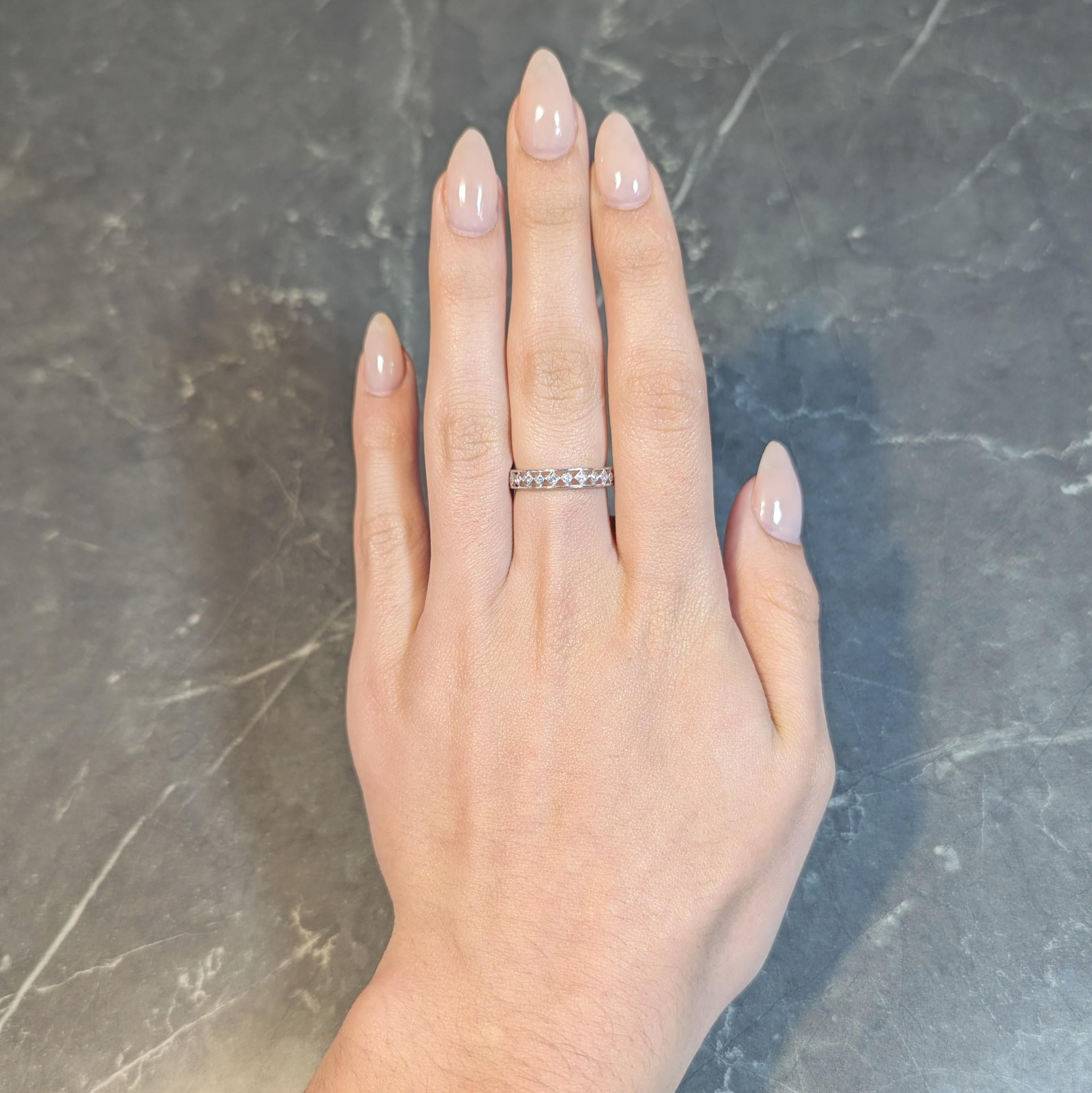 Contemporary 0,48 CTW Diamant 18 Karat Weißgold Geometrischer Ehering im Angebot 3