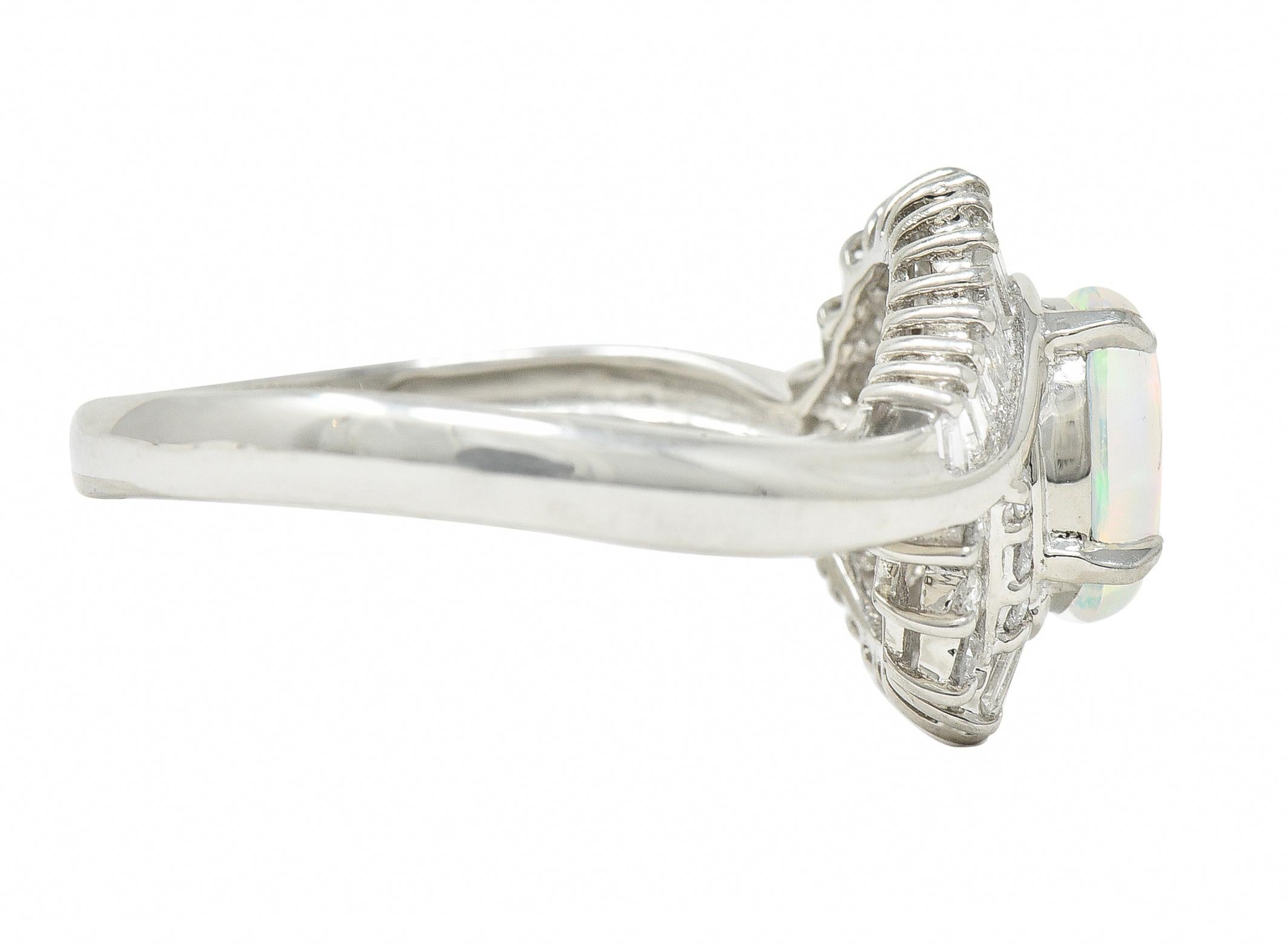 Zeitgenössischer Bypass-Cluster-Ring, 0,99 Karat Diamant Jelly Opal Platin Wirbel im Zustand „Hervorragend“ im Angebot in Philadelphia, PA