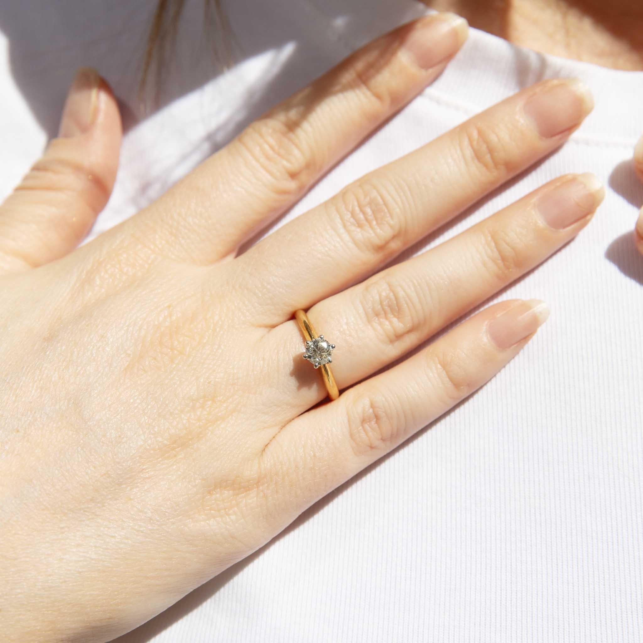Anillo solitario de diamante contemporáneo de 0,50 quilates Oro amarillo y blanco de 18 quilates en venta 4