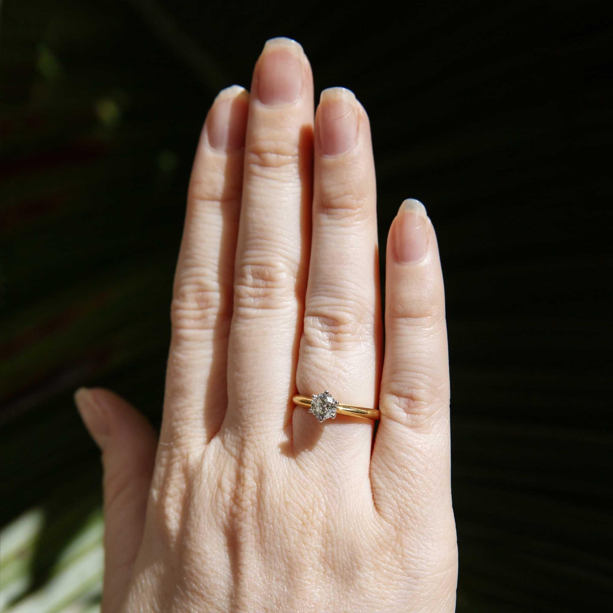 Anillo solitario de diamante contemporáneo de 0,50 quilates Oro amarillo y blanco de 18 quilates Corte brillante en venta