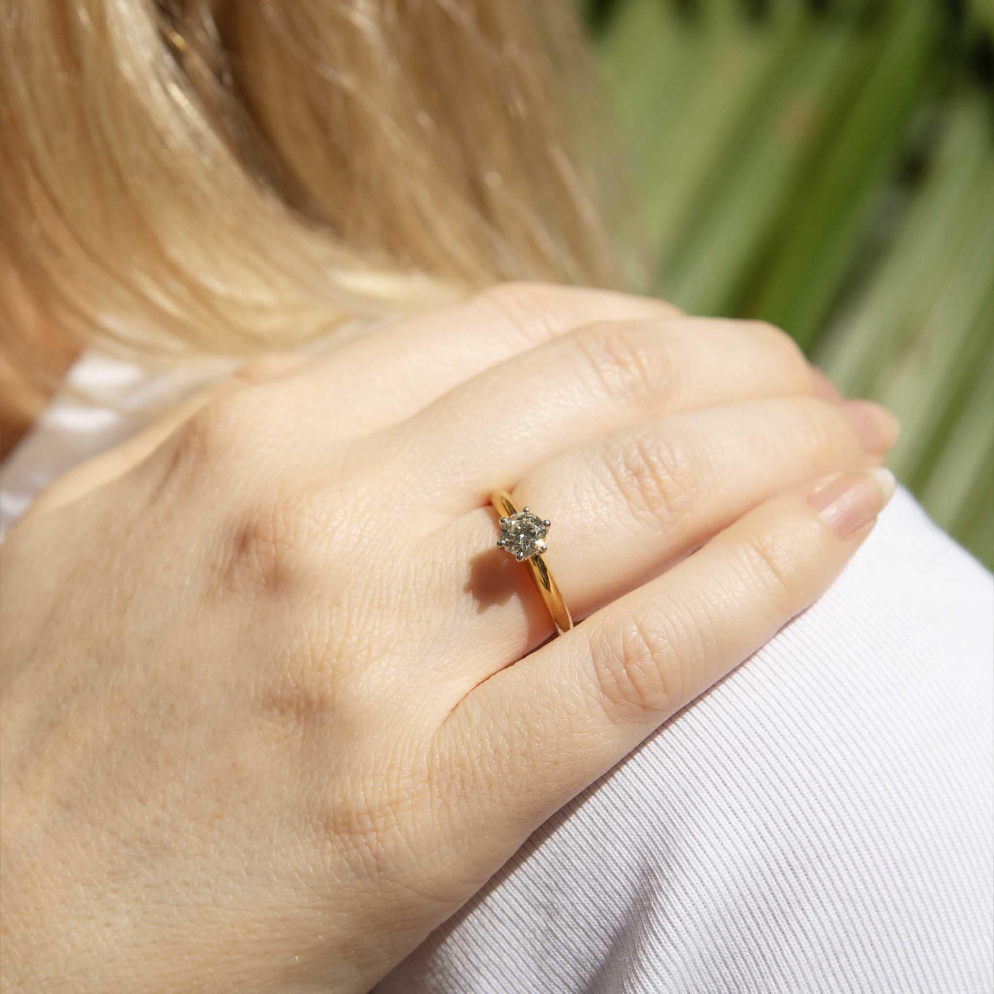 De las mujeres Anillo solitario de diamante contemporáneo de 0,50 quilates Oro amarillo y blanco de 18 quilates en venta