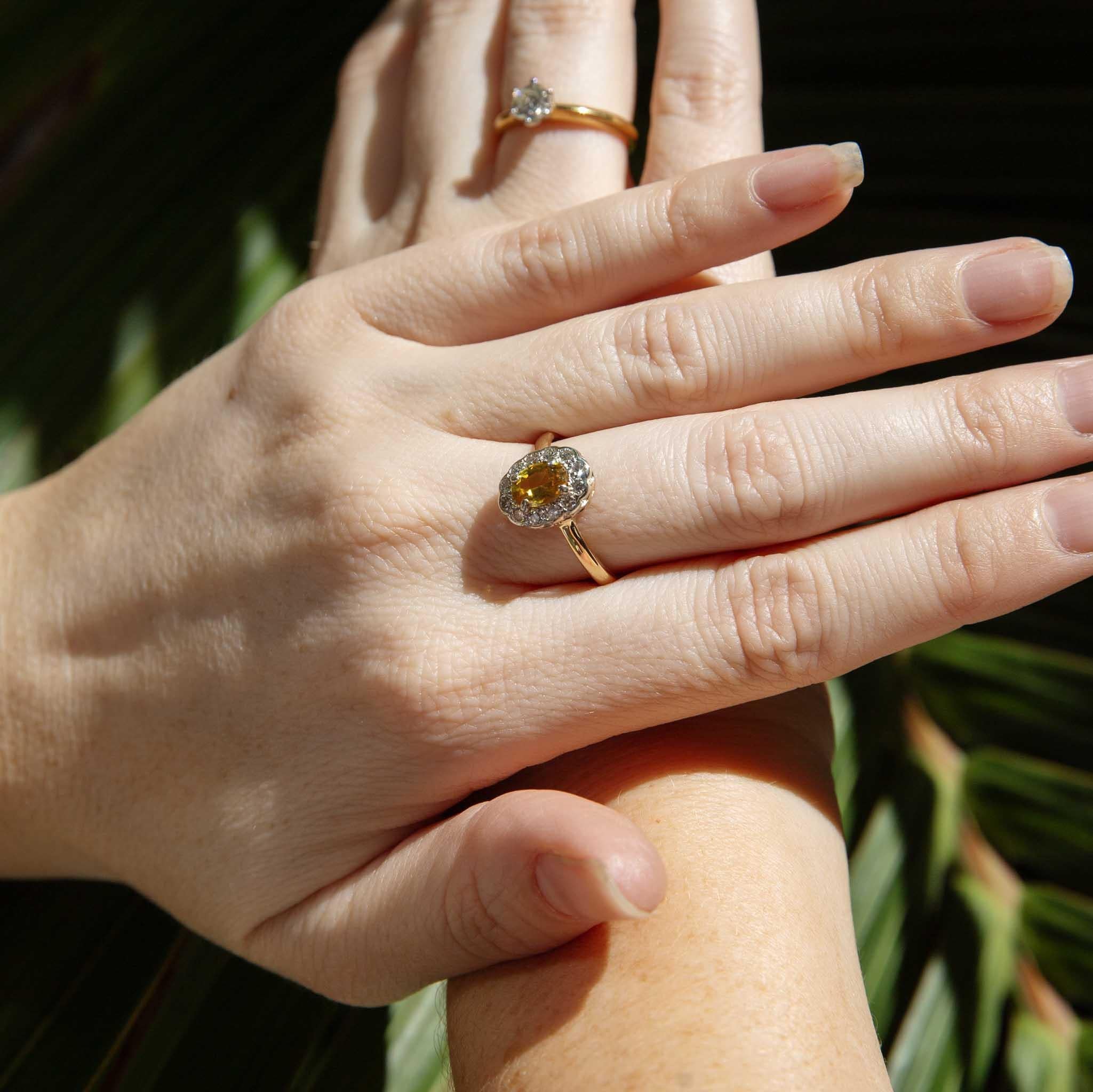 Anillo solitario de diamante contemporáneo de 0,50 quilates Oro amarillo y blanco de 18 quilates en venta 2