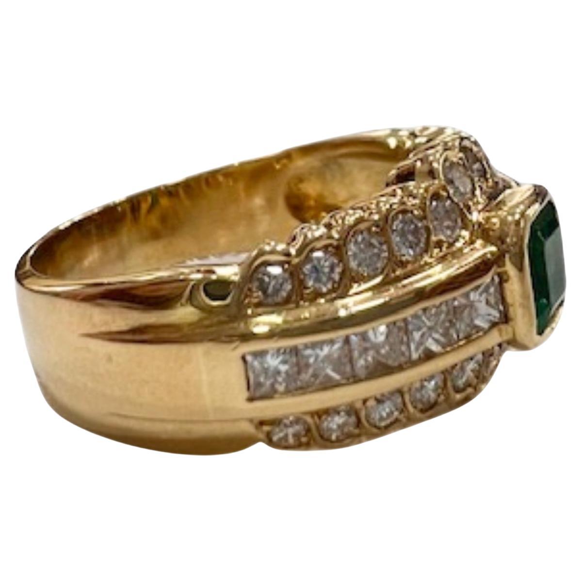 Moderner Ring aus 18 Karat Gelbgold mit einem lebhaften Smaragd im Quadratschliff und insgesamt 37 hochwertigen Diamanten im Brillant- und Prinzessschliff. Ein kühnes und doch elegantes Design, ideal für Sammler oder besondere Anlässe.

Technische