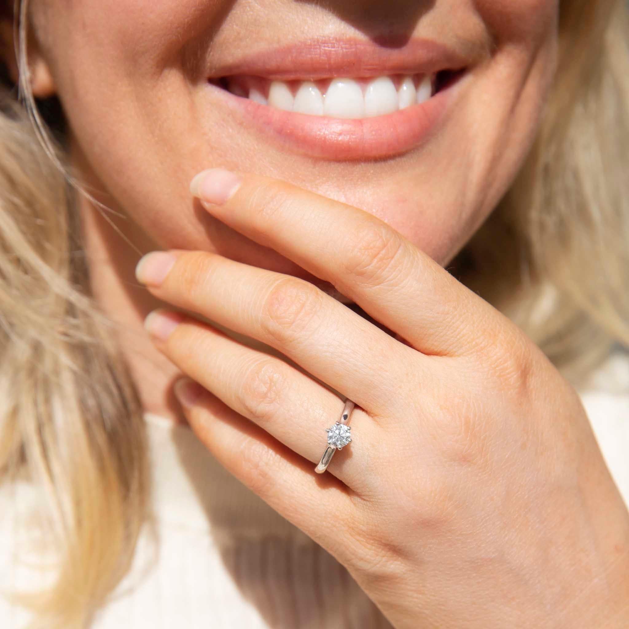 De las mujeres Anillo solitario de diamantes contemporáneo certificado GIA de 0,50 quilates y oro blanco de 18 quilates en venta