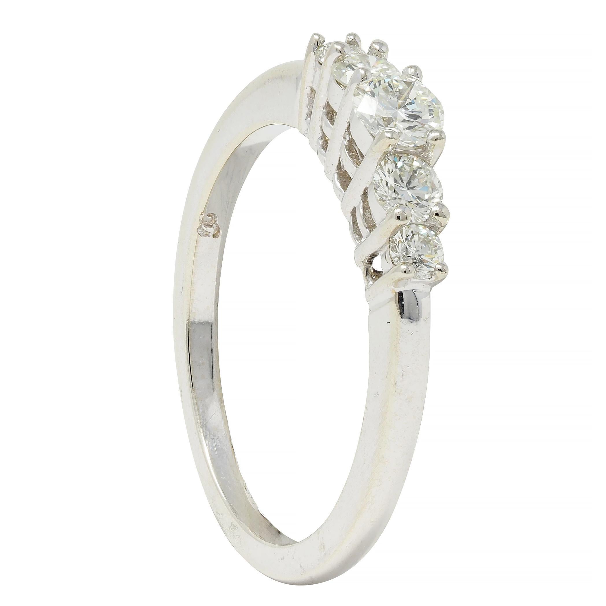 Contemporary 0.50 CTW Diamond 14 Karat White Gold Five Stone Band Ring (bague à cinq pierres en or blanc) en vente 4