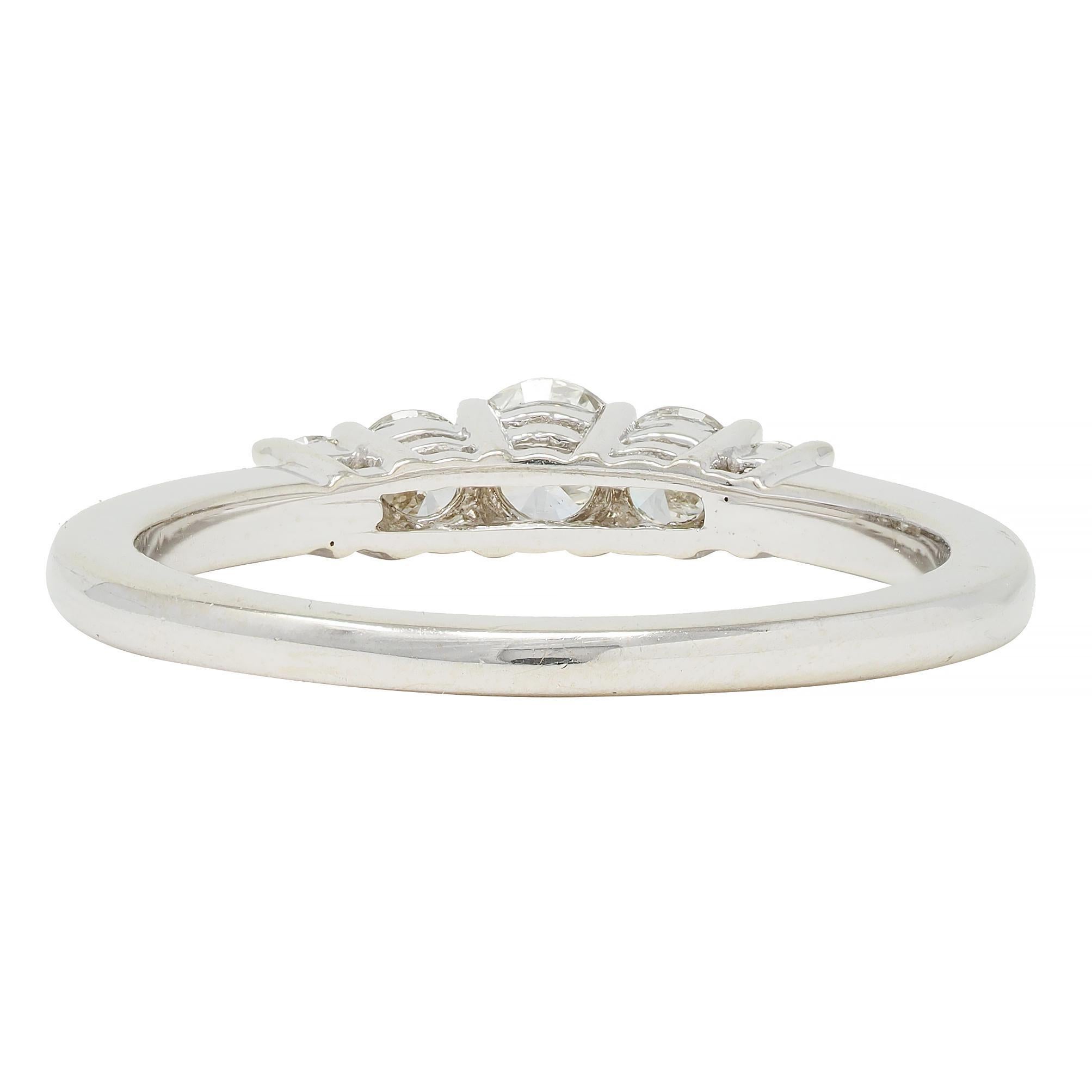 Taille brillant Contemporary 0.50 CTW Diamond 14 Karat White Gold Five Stone Band Ring (bague à cinq pierres en or blanc) en vente