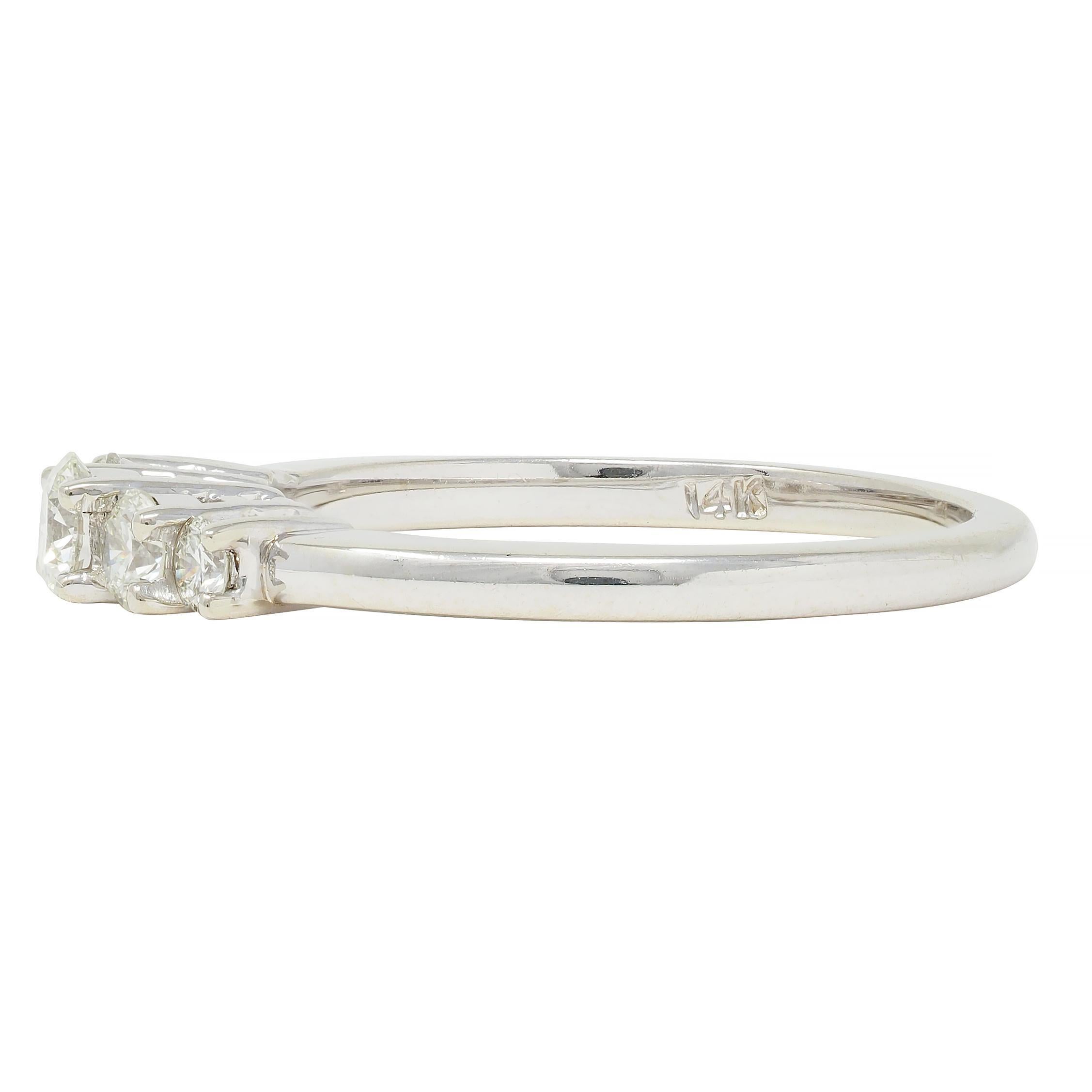 Contemporary 0.50 CTW Diamond 14 Karat White Gold Five Stone Band Ring (bague à cinq pierres en or blanc) Excellent état - En vente à Philadelphia, PA
