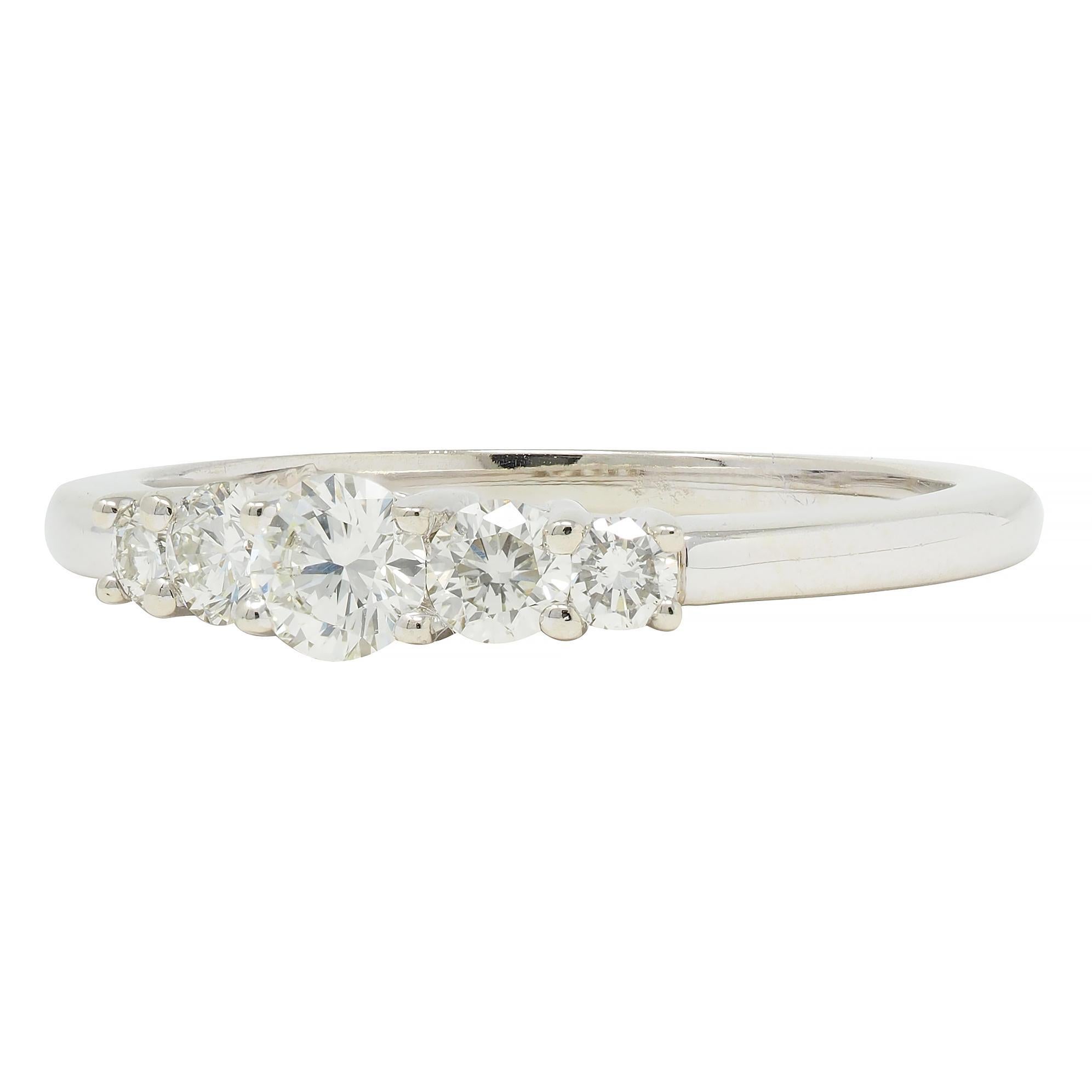 Contemporary 0.50 CTW Diamond 14 Karat White Gold Five Stone Band Ring (bague à cinq pierres en or blanc) Unisexe en vente