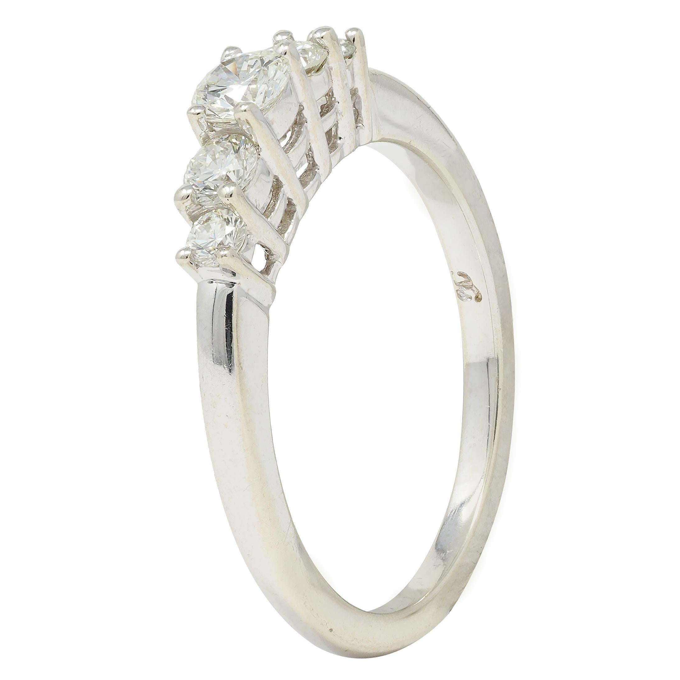 Contemporary 0.50 CTW Diamond 14 Karat White Gold Five Stone Band Ring (bague à cinq pierres en or blanc) en vente 2