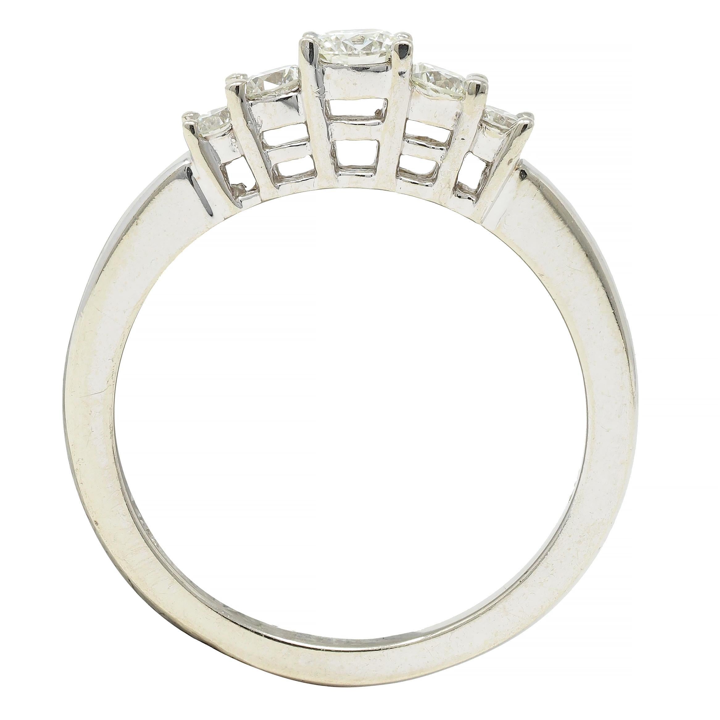 Contemporary 0.50 CTW Diamond 14 Karat White Gold Five Stone Band Ring (bague à cinq pierres en or blanc) en vente 3