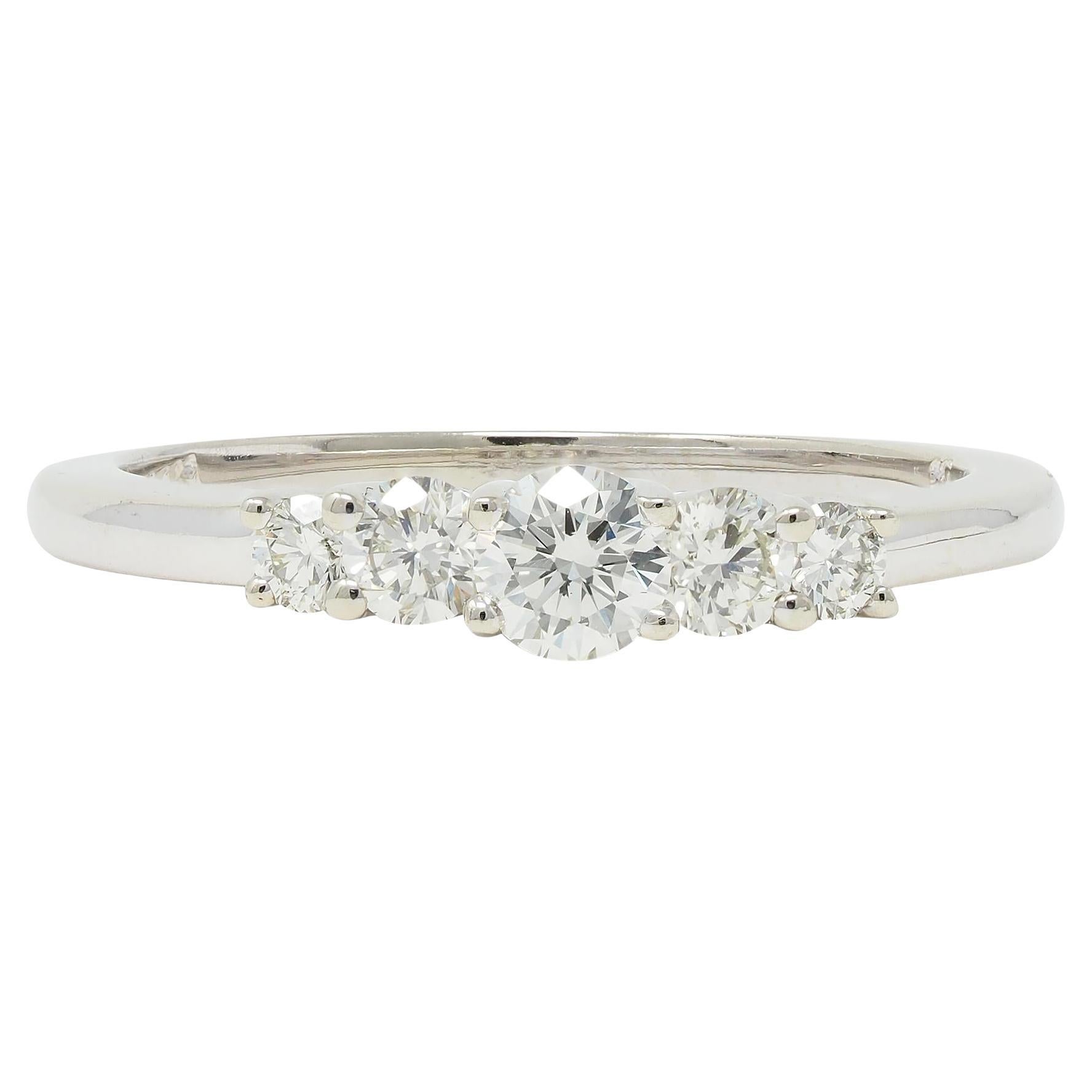 Contemporary 0.50 CTW Diamond 14 Karat White Gold Five Stone Band Ring (bague à cinq pierres en or blanc) en vente