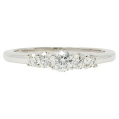 Contemporary 0.50 CTW Diamond 14 Karat White Gold Five Stone Band Ring (bague à cinq pierres en or blanc)