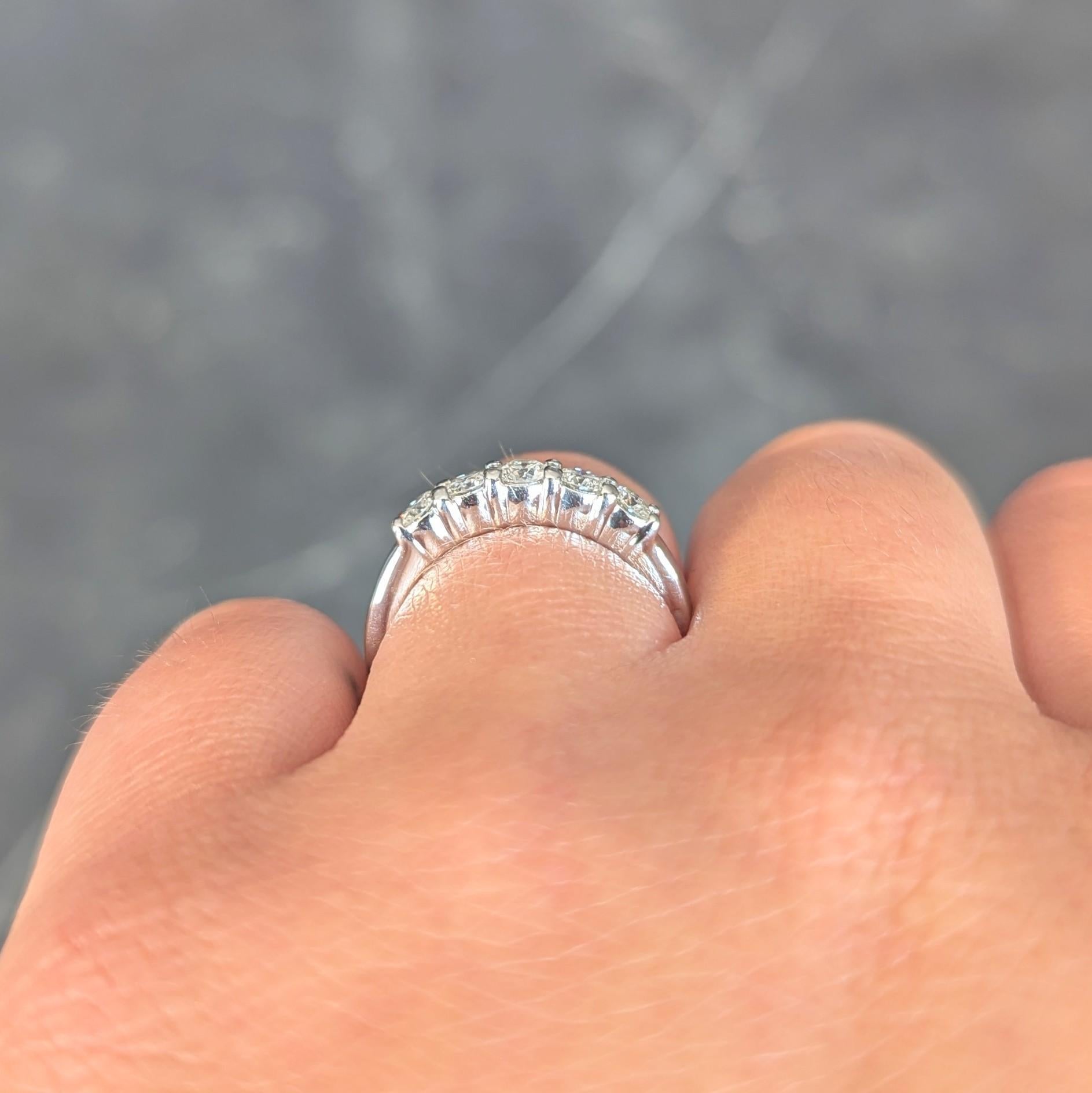 Anello contemporaneo con diamante da 0,50 CTW in platino con fede impilabile in vendita 7