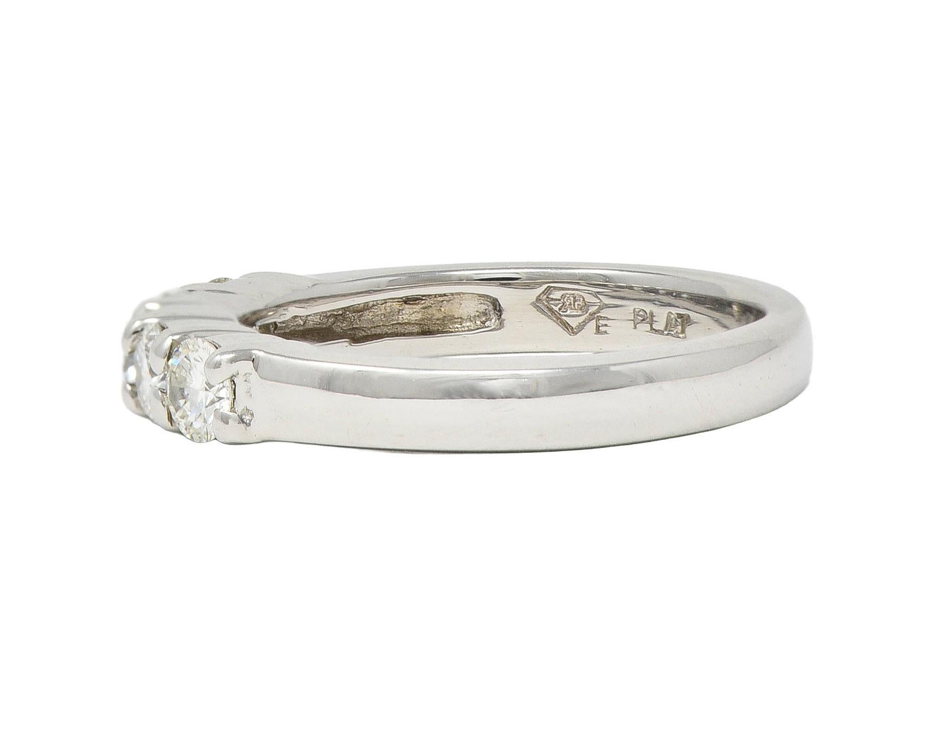 Anello contemporaneo con diamante da 0,50 CTW in platino con fede impilabile in vendita 1
