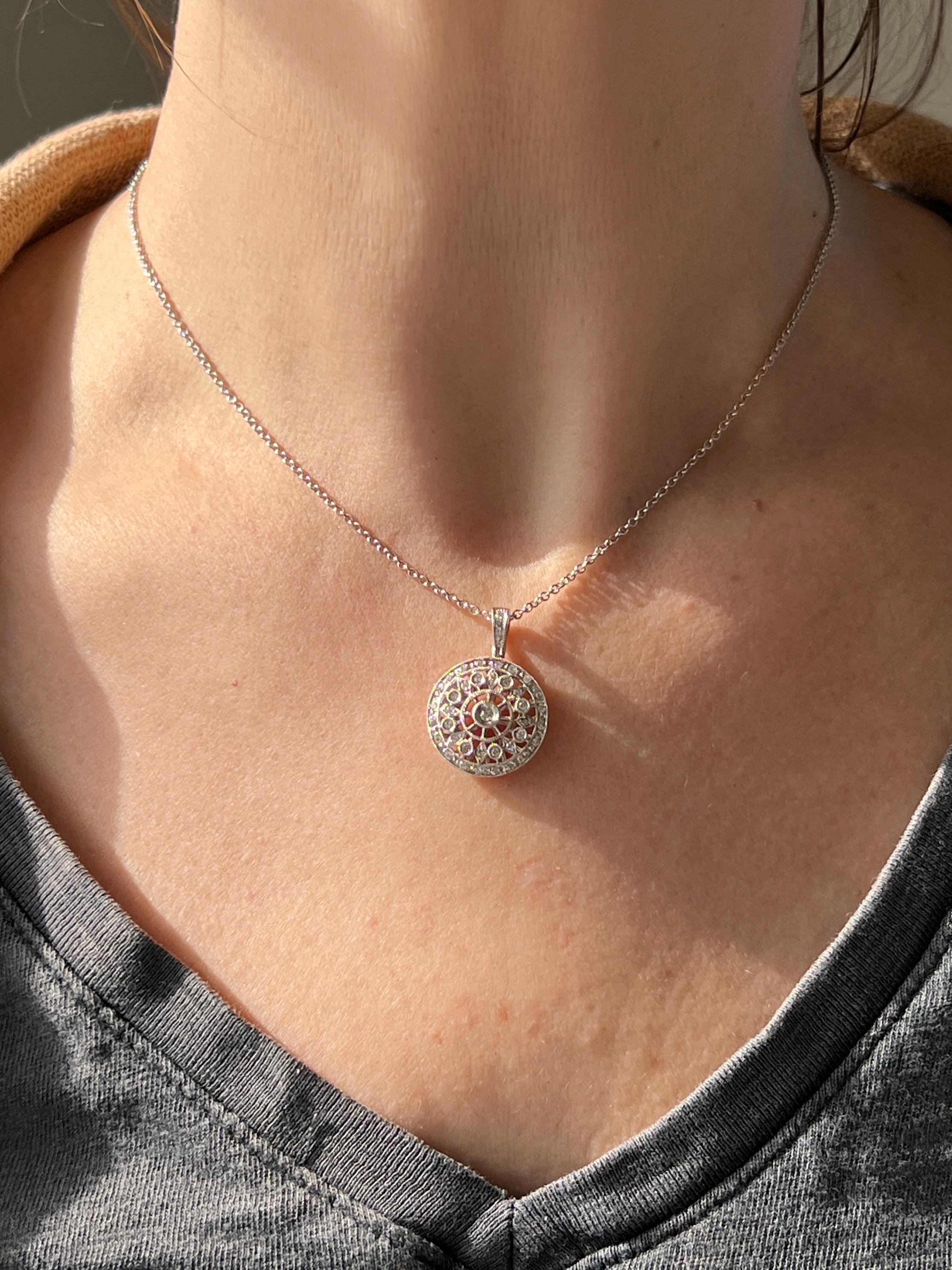 Pendente contemporaneo a forma di quadrante solare in oro bianco 14 carati con trentanove diamanti tondi brillanti per un totale di circa 0,50 carati, con colore I-J e purezza H. H.. Progettato in un nitido gruppo radiale che cattura e riflette la