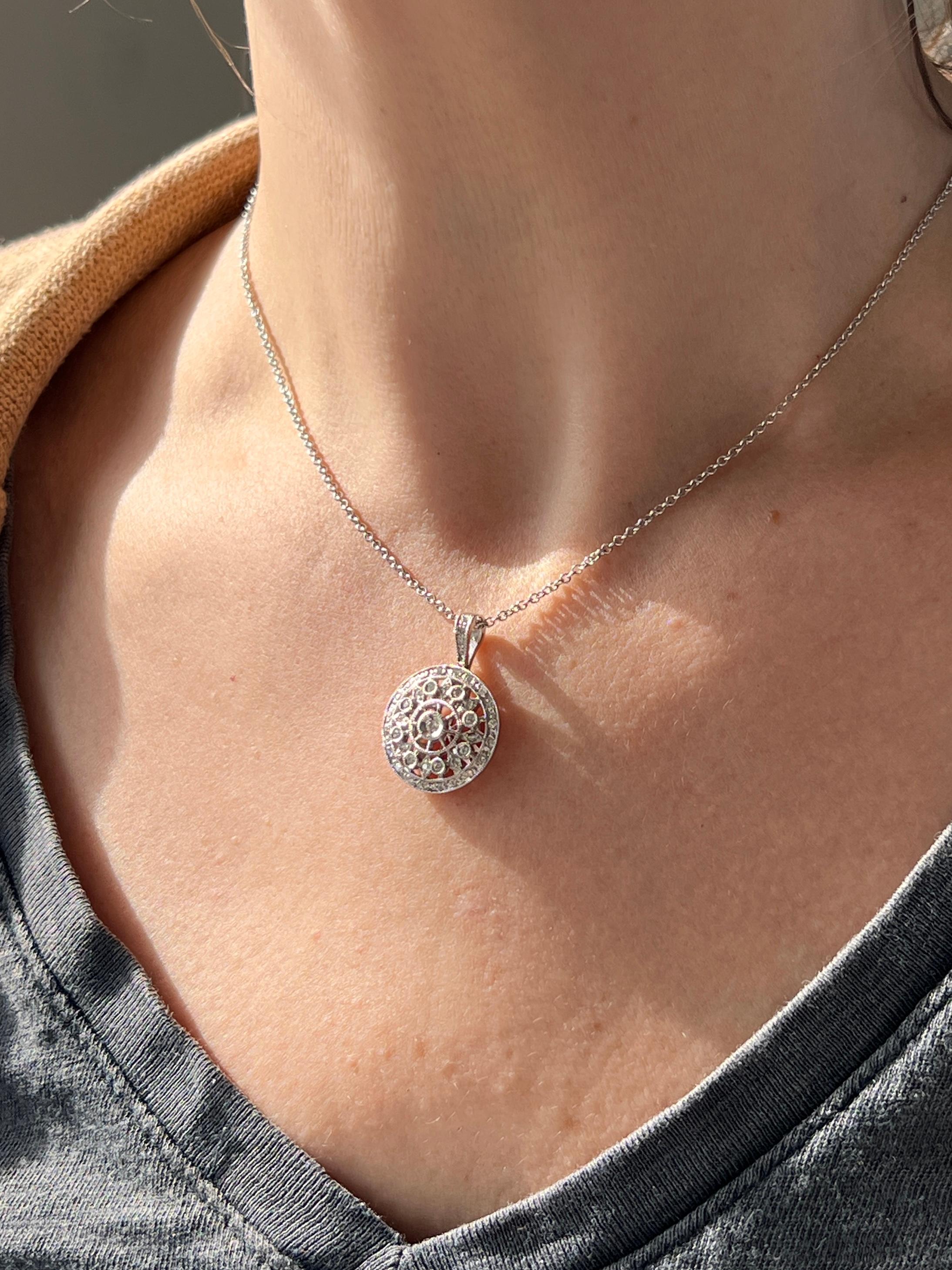 Contemporaneo Ciondolo a grappolo con quadrante solare con diamanti da 0,50 tcw in stile contemporaneo in vendita