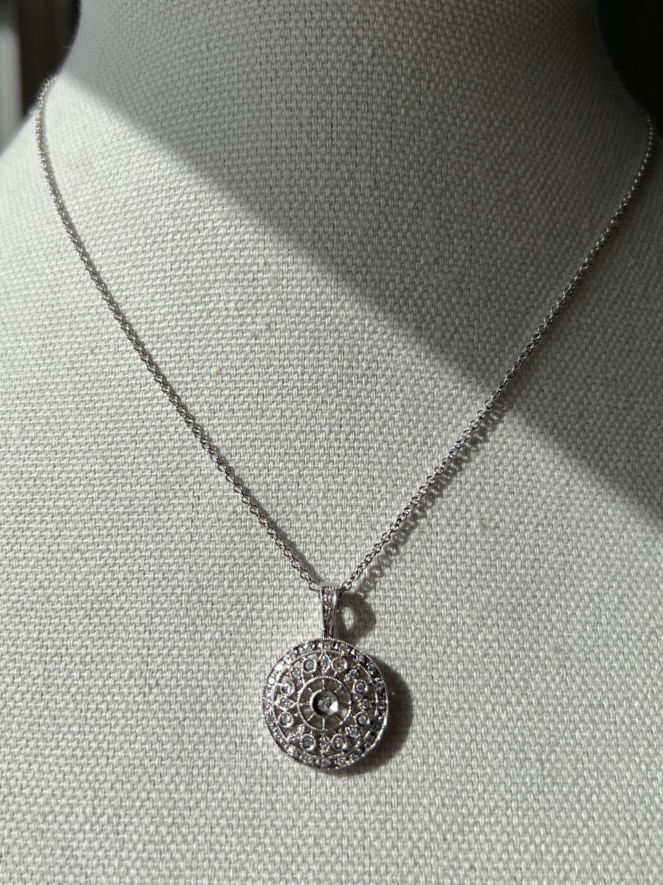 Taglio rotondo Ciondolo a grappolo con quadrante solare con diamanti da 0,50 tcw in stile contemporaneo in vendita