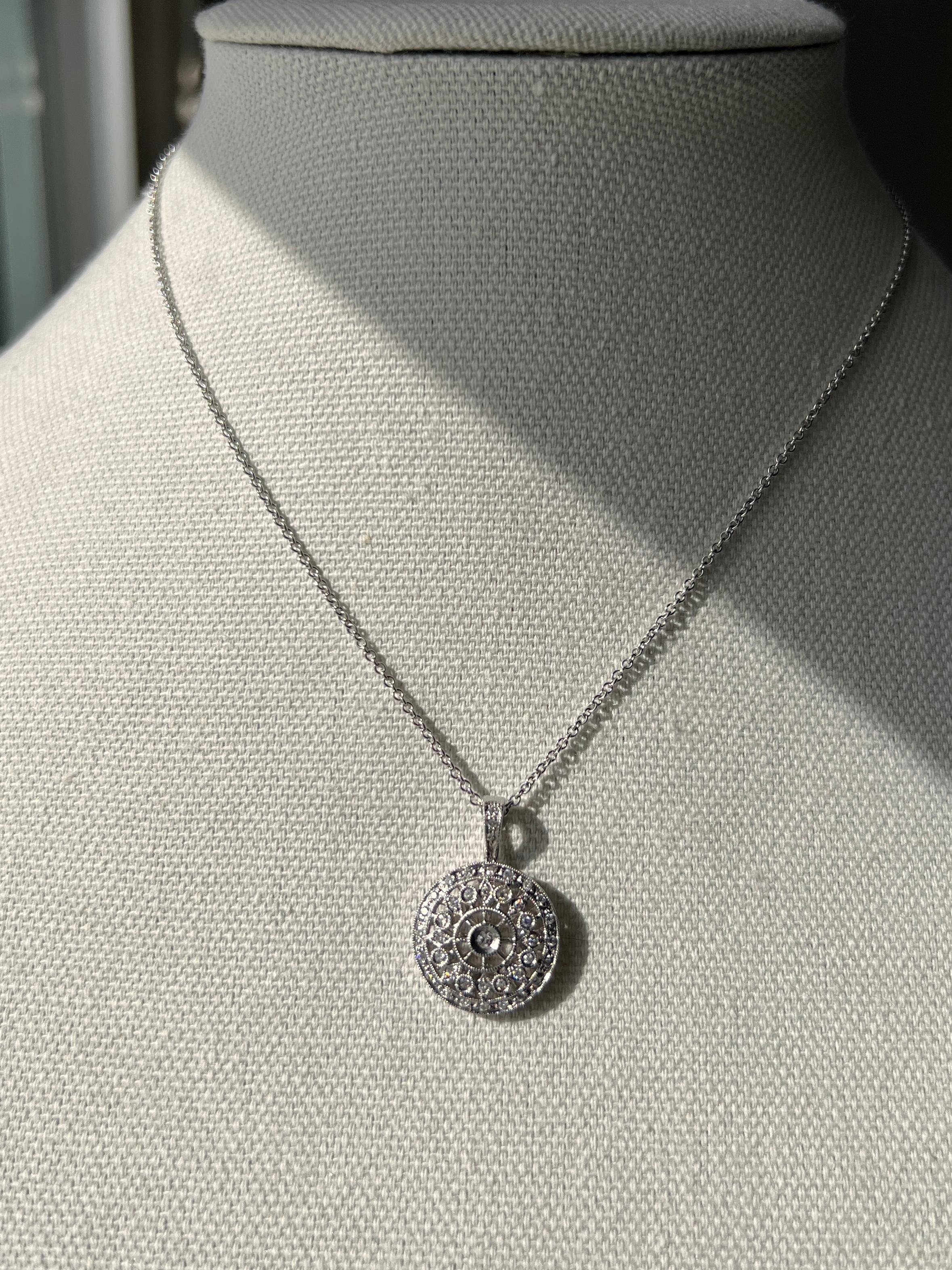 Ciondolo a grappolo con quadrante solare con diamanti da 0,50 tcw in stile contemporaneo In condizioni buone in vendita a Towson, MD