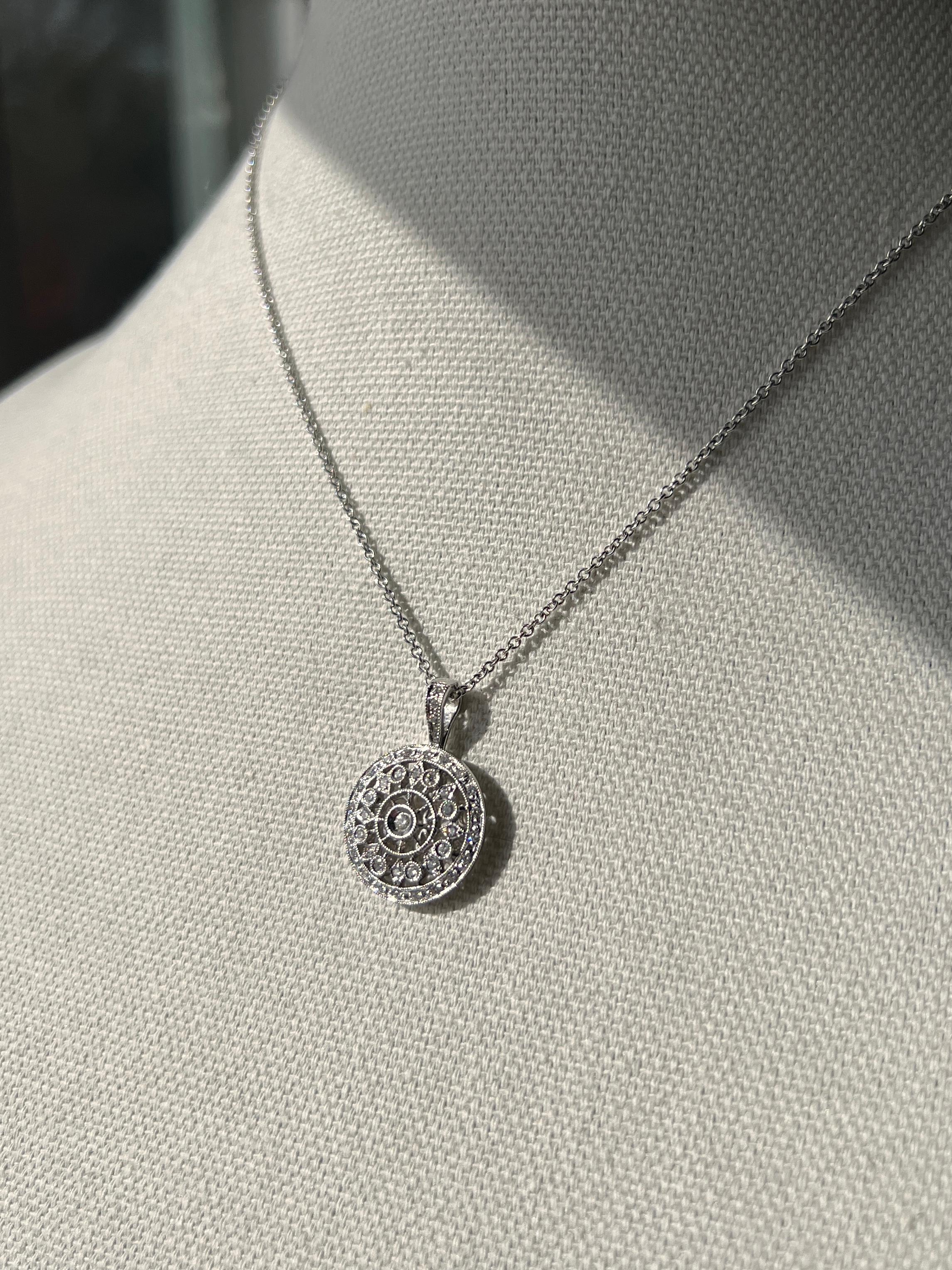 Ciondolo a grappolo con quadrante solare con diamanti da 0,50 tcw in stile contemporaneo in vendita 1