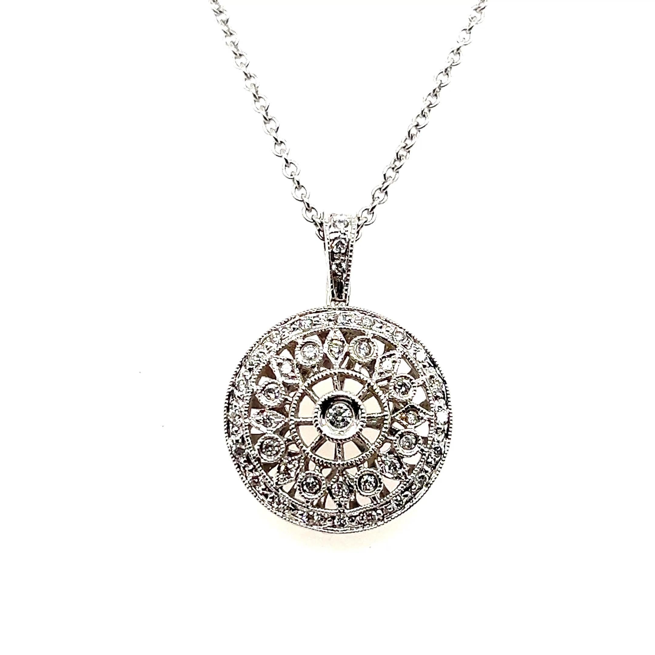 Ciondolo a grappolo con quadrante solare con diamanti da 0,50 tcw in stile contemporaneo in vendita