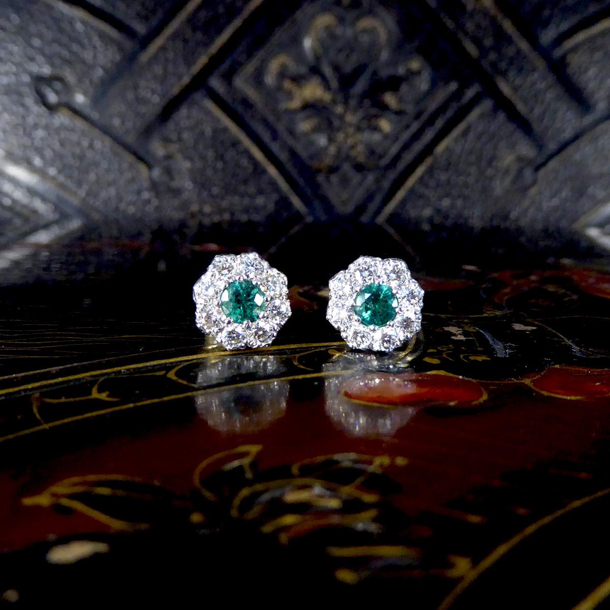 Contemporary 0.50 Carat Emerald and Diamond Cluster Earrings in 18 Carat Gold For Sale 1