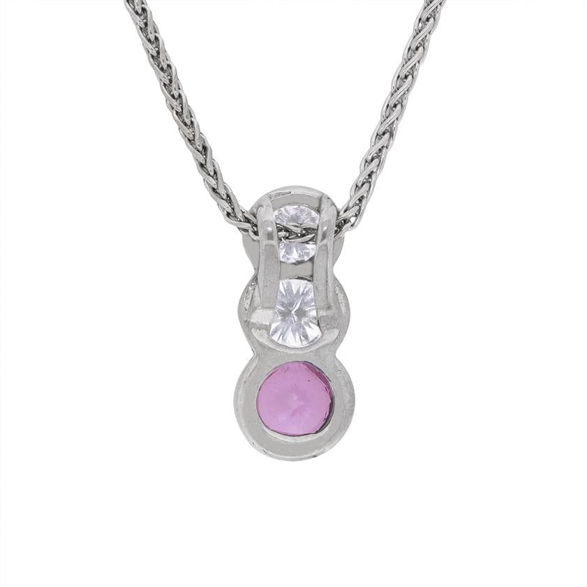 Questa collana a goccia presenta due diamanti all'inizio della goccia, rifiniti da un meraviglioso zaffiro rosa. Il diamante superiore pesa 0,20 carati, mentre il secondo è leggermente più grande, con 0,25 carati. Si stima che abbiano un colore G e