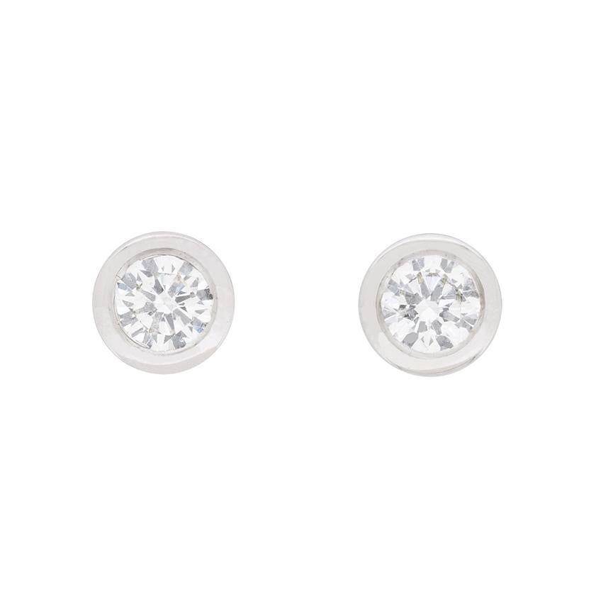 Contemporary 0.50ct Rub Over Set Diamond Stud Earrings Corte brillante en venta
