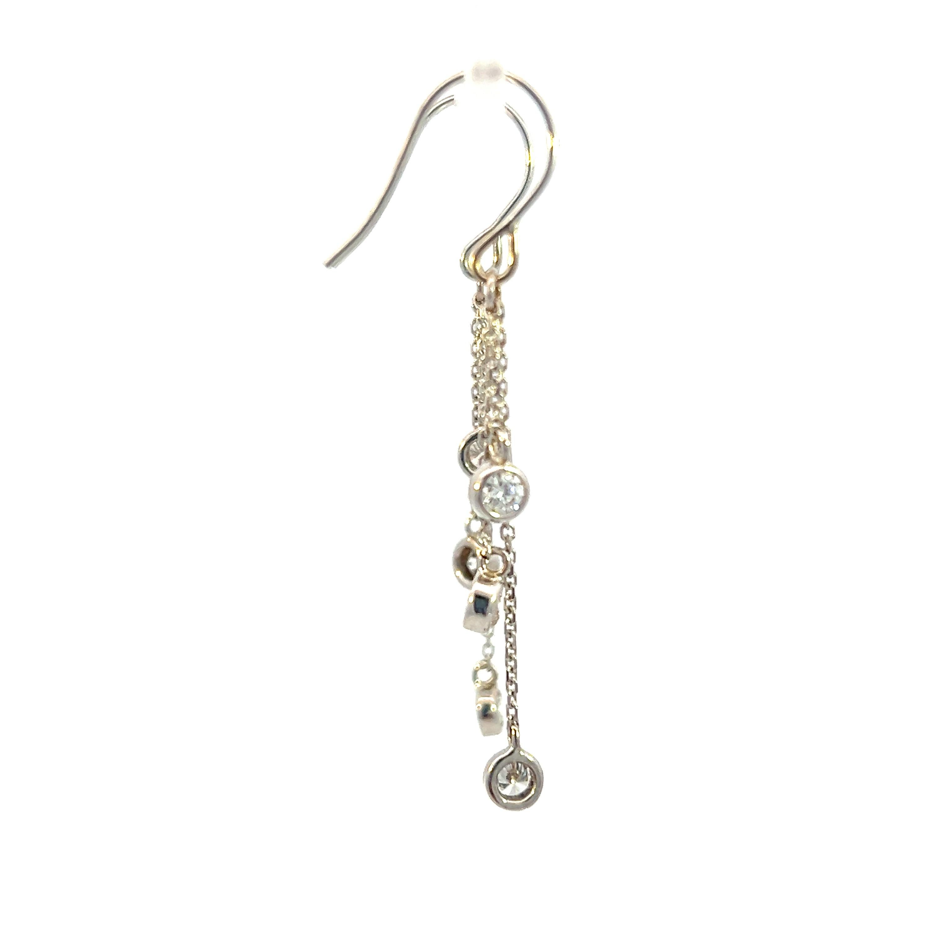 Contemporaneo Orecchini pendenti contemporanei in oro bianco e diamanti tondi e brillanti da 0,60 TCW in vendita
