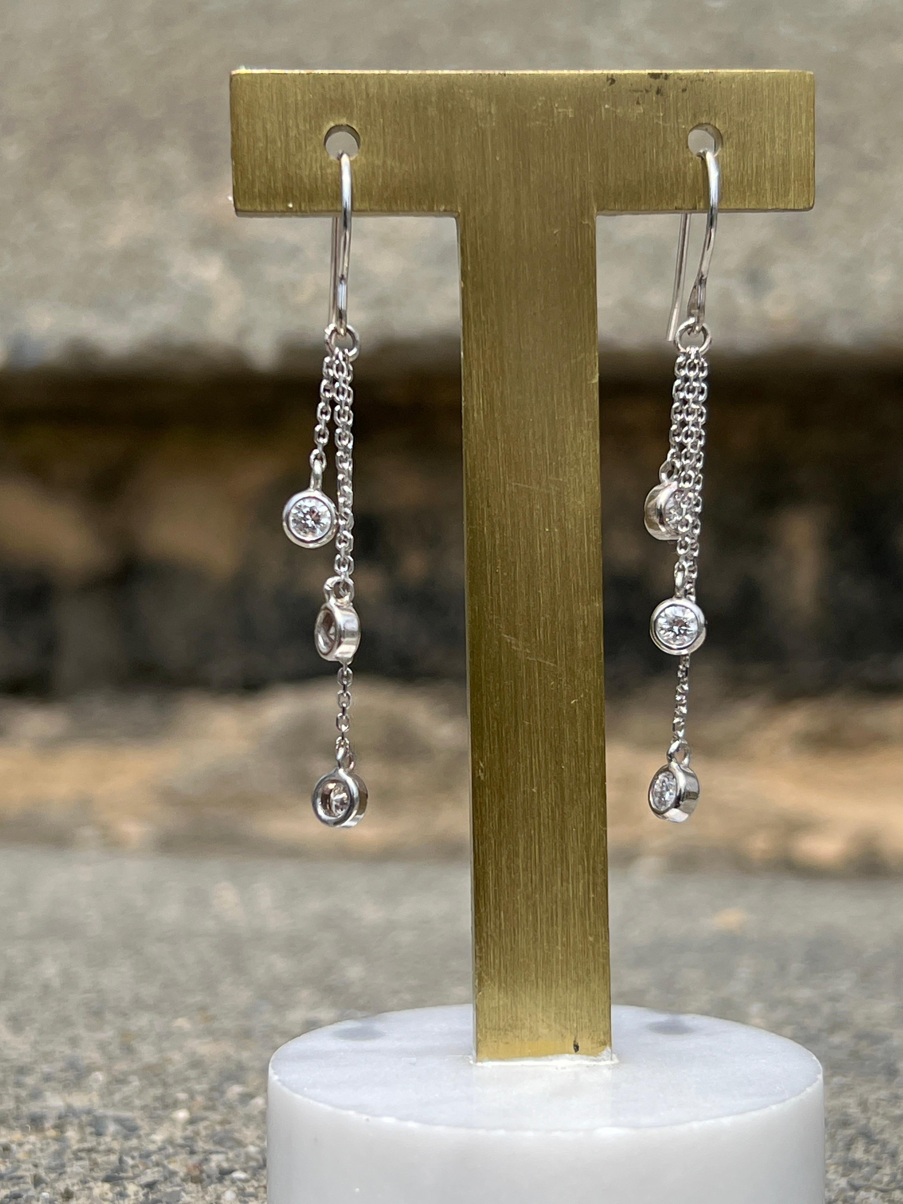 Orecchini pendenti contemporanei in oro bianco e diamanti tondi e brillanti da 0,60 TCW In condizioni buone in vendita a Towson, MD