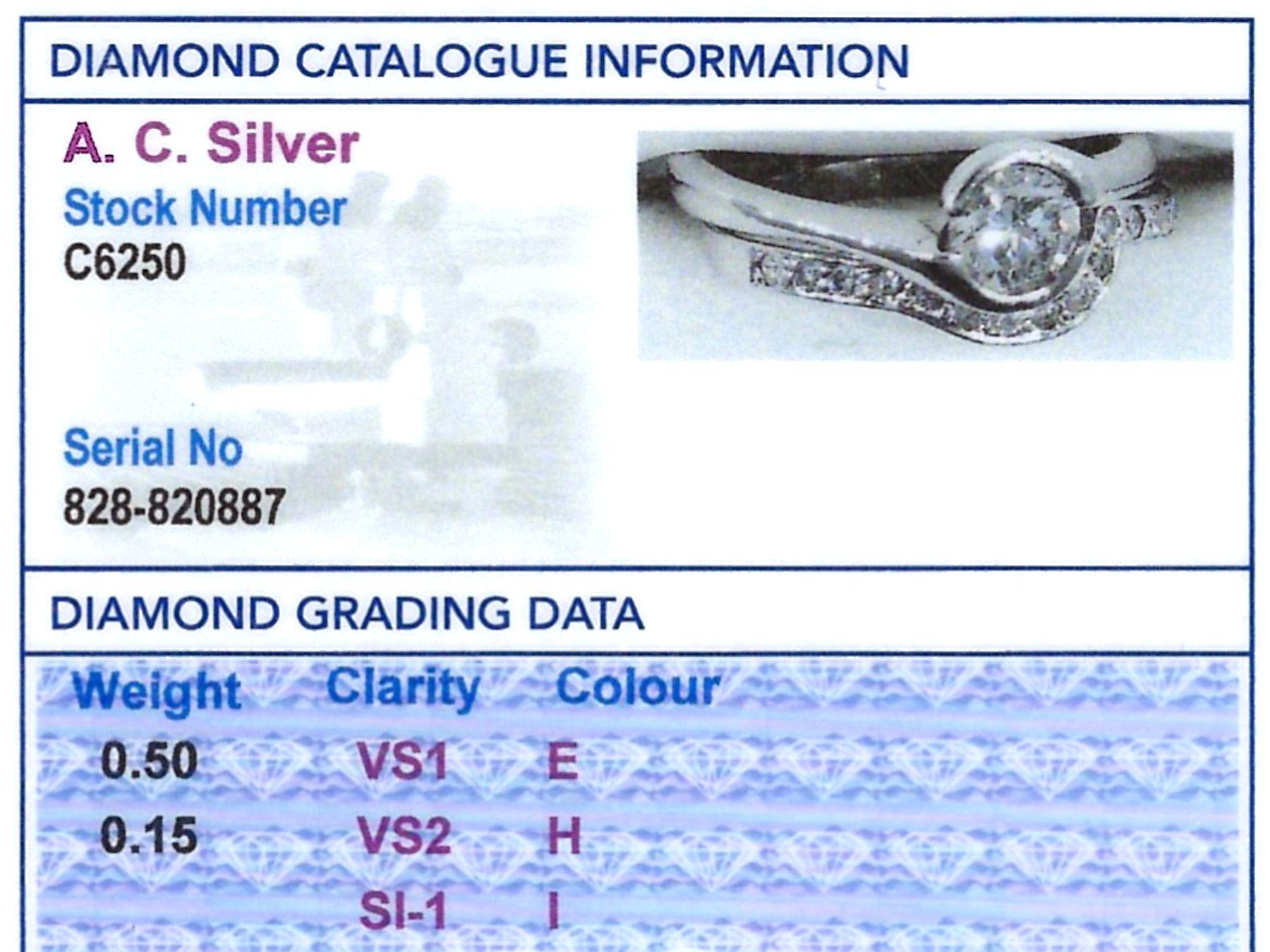 Anello di fidanzamento e fede in platino e diamanti certificati GIA da 0,65 carati in vendita 6