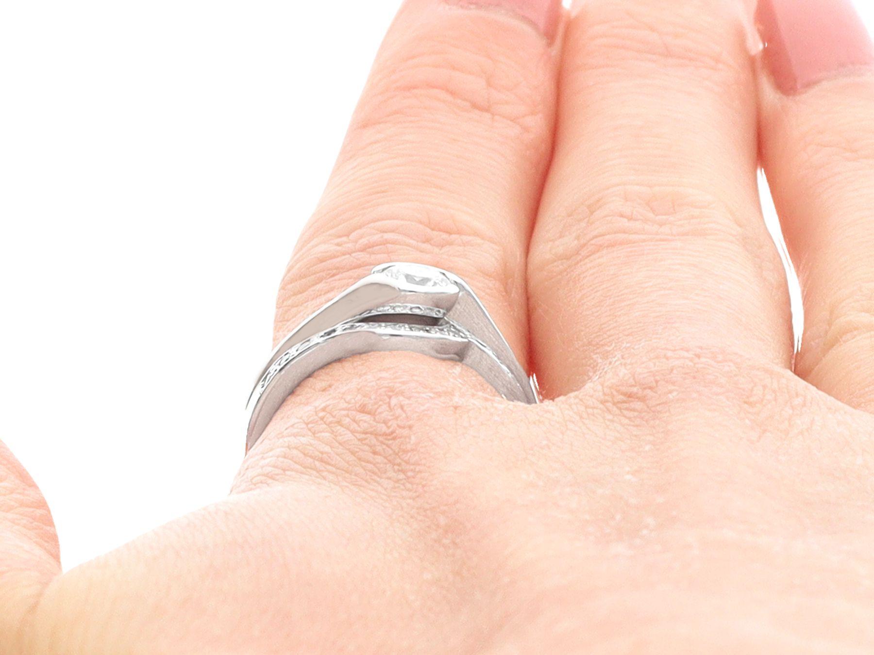 Contemporary GIA zertifiziert 0,65 Karat Diamant und Platin Ring und Ehering im Angebot 9