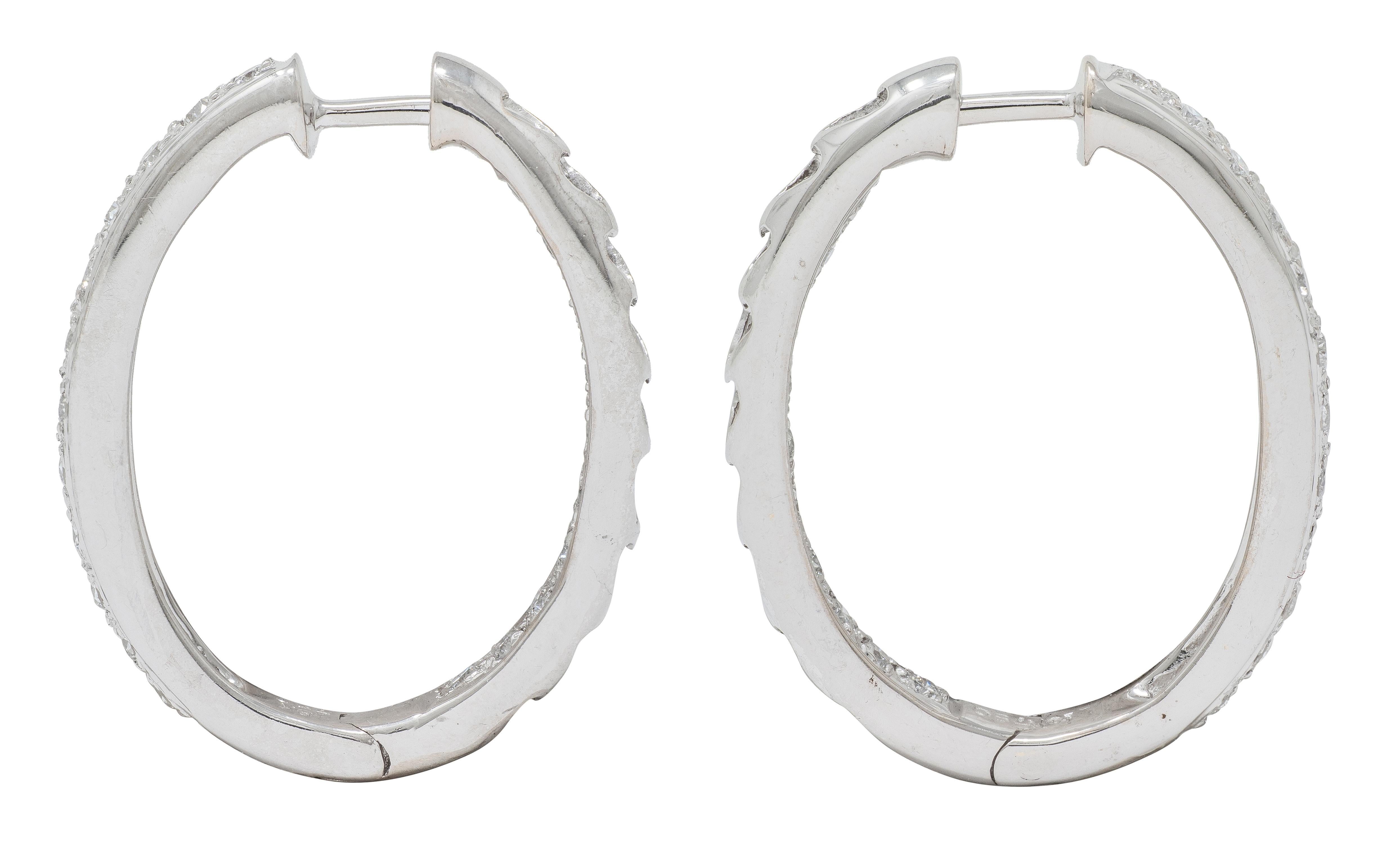 Taille brillant Boucles d'oreilles contemporaines en or blanc 18 carats et diamants 0.66 CTW Heart Hoop Ears en vente