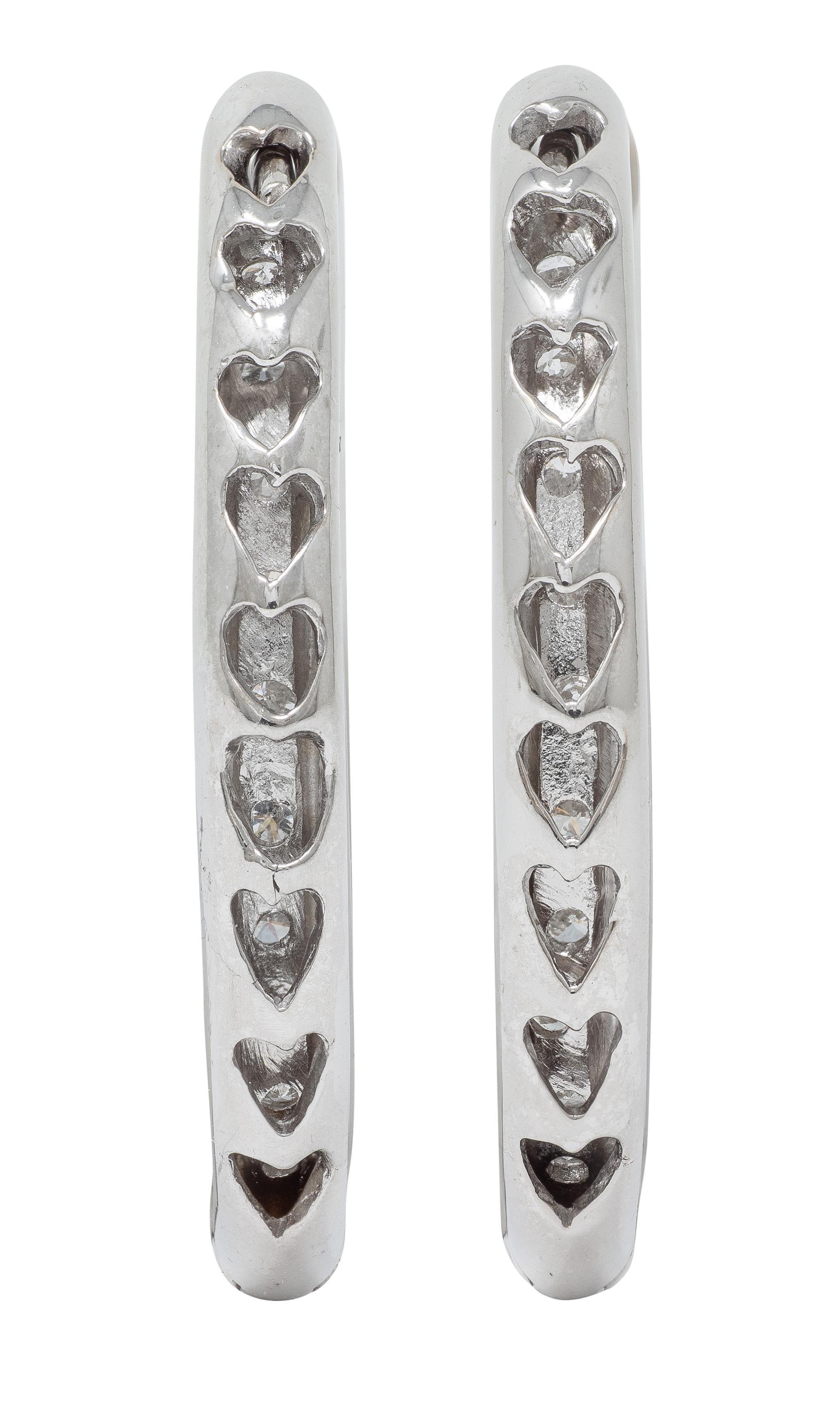 Boucles d'oreilles contemporaines en or blanc 18 carats et diamants 0.66 CTW Heart Hoop Ears Excellent état - En vente à Philadelphia, PA