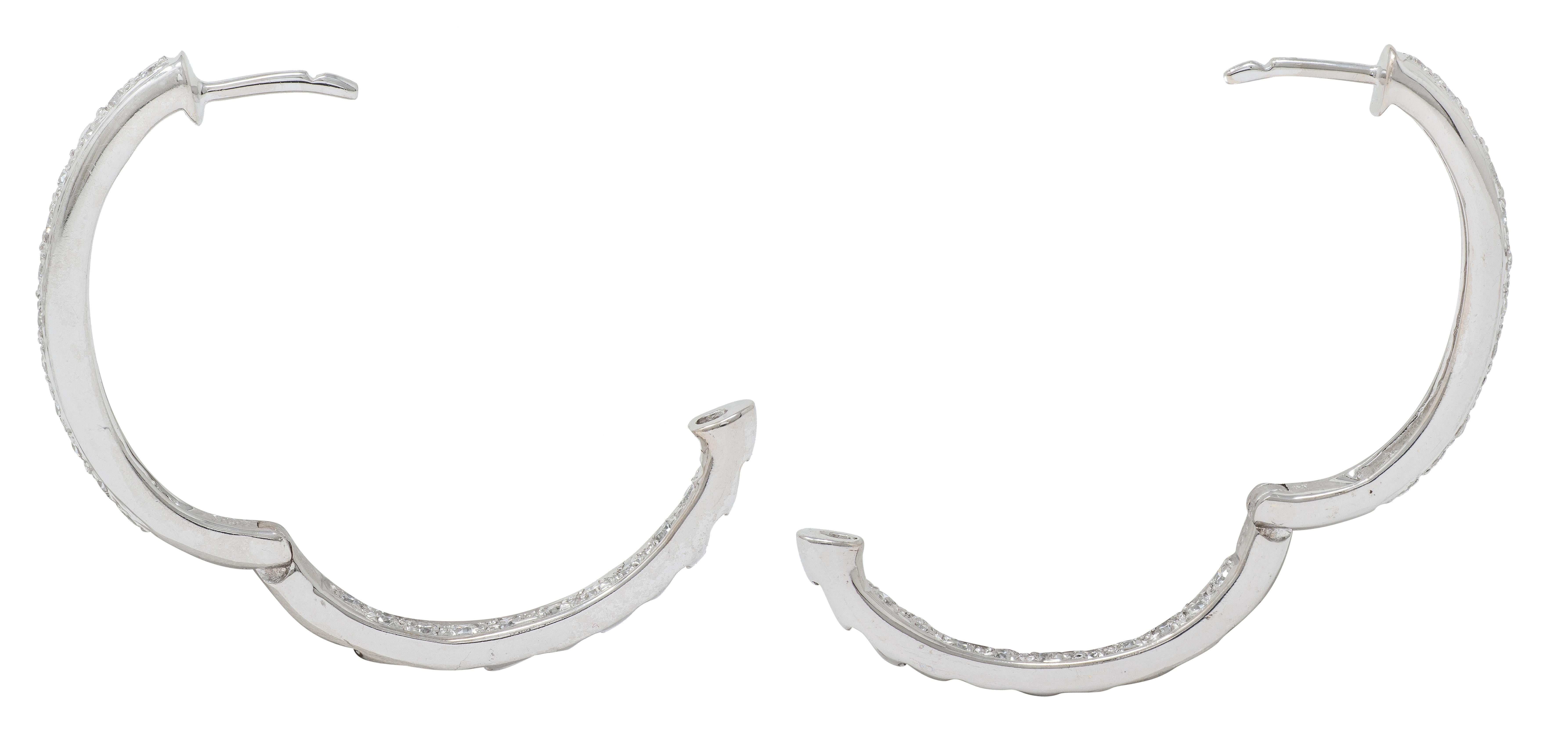 Boucles d'oreilles contemporaines en or blanc 18 carats et diamants 0.66 CTW Heart Hoop Ears en vente 1