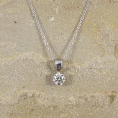Moderner Brillant-Diamant-Anhänger mit 0::66 Karat an einer Kette aus 9 kt Weißgold